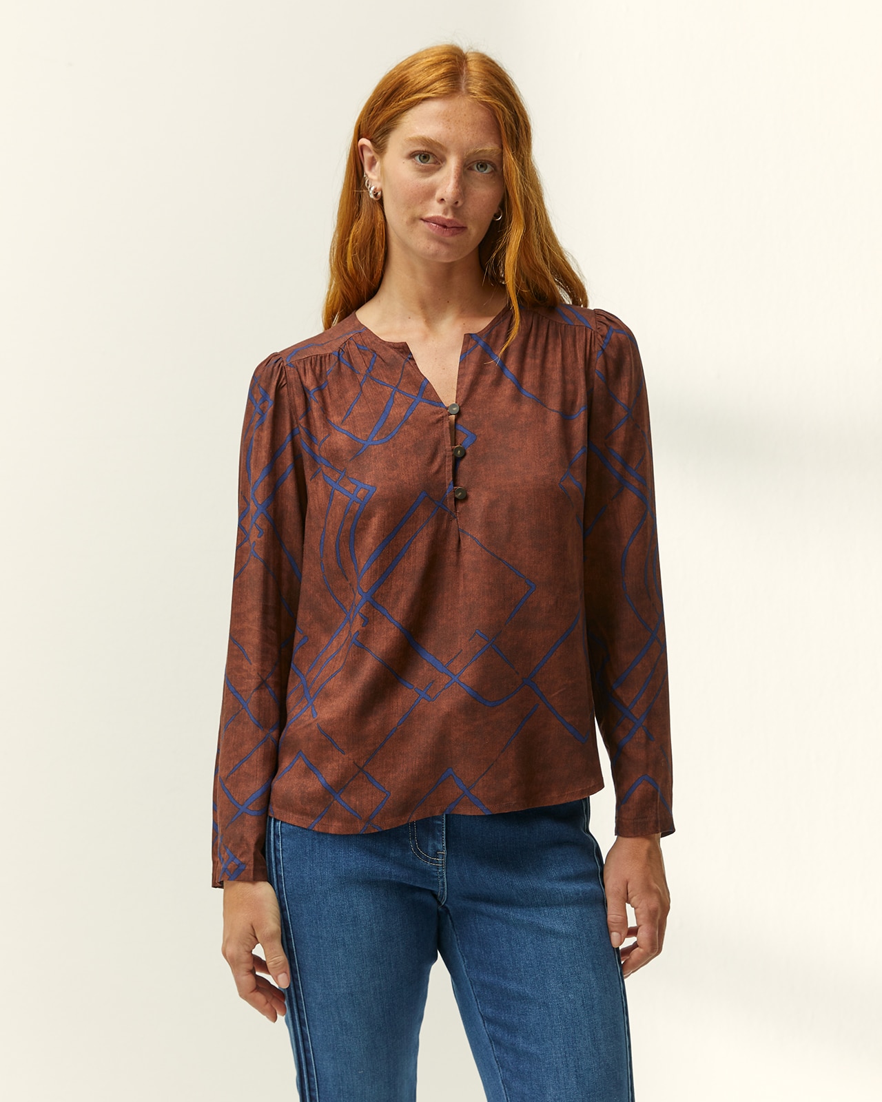 Blusa de mujer estampada cuello redondo forma pico - Paz Torras - Marrón Marrón-2