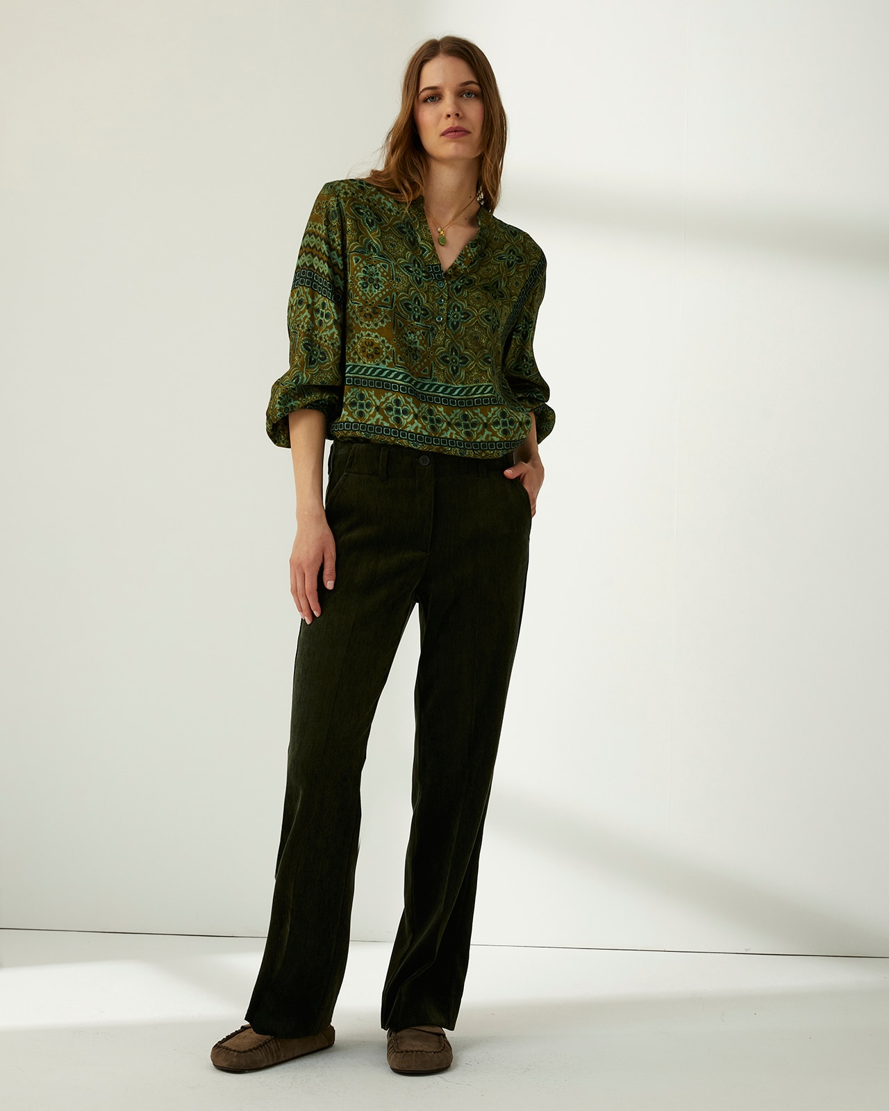 Imagen 0 de Blusa de mujer estampada cuello pico Verde