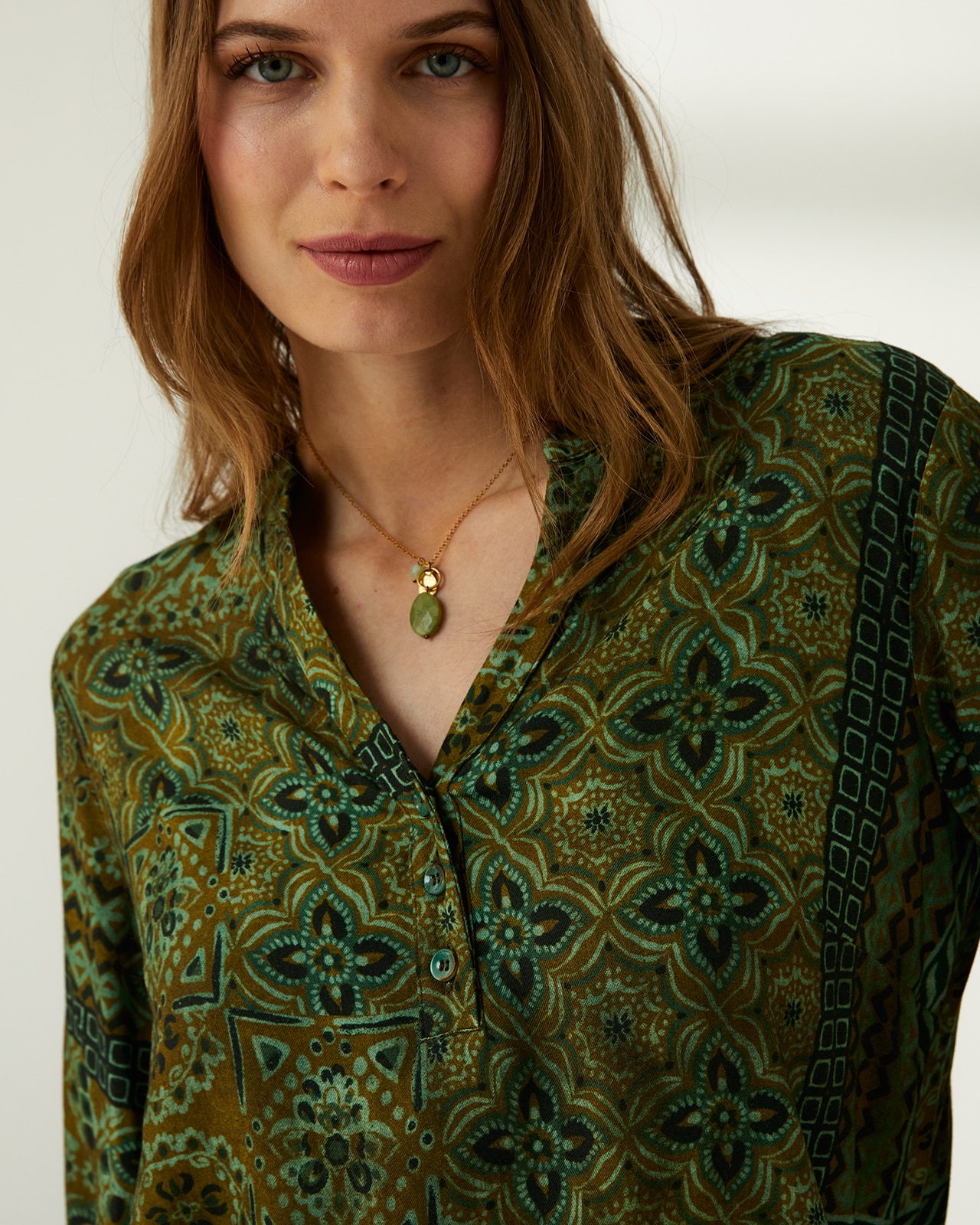 Blusa de mujer estampada cuello pico - Paz Torras - Verde Verde-4