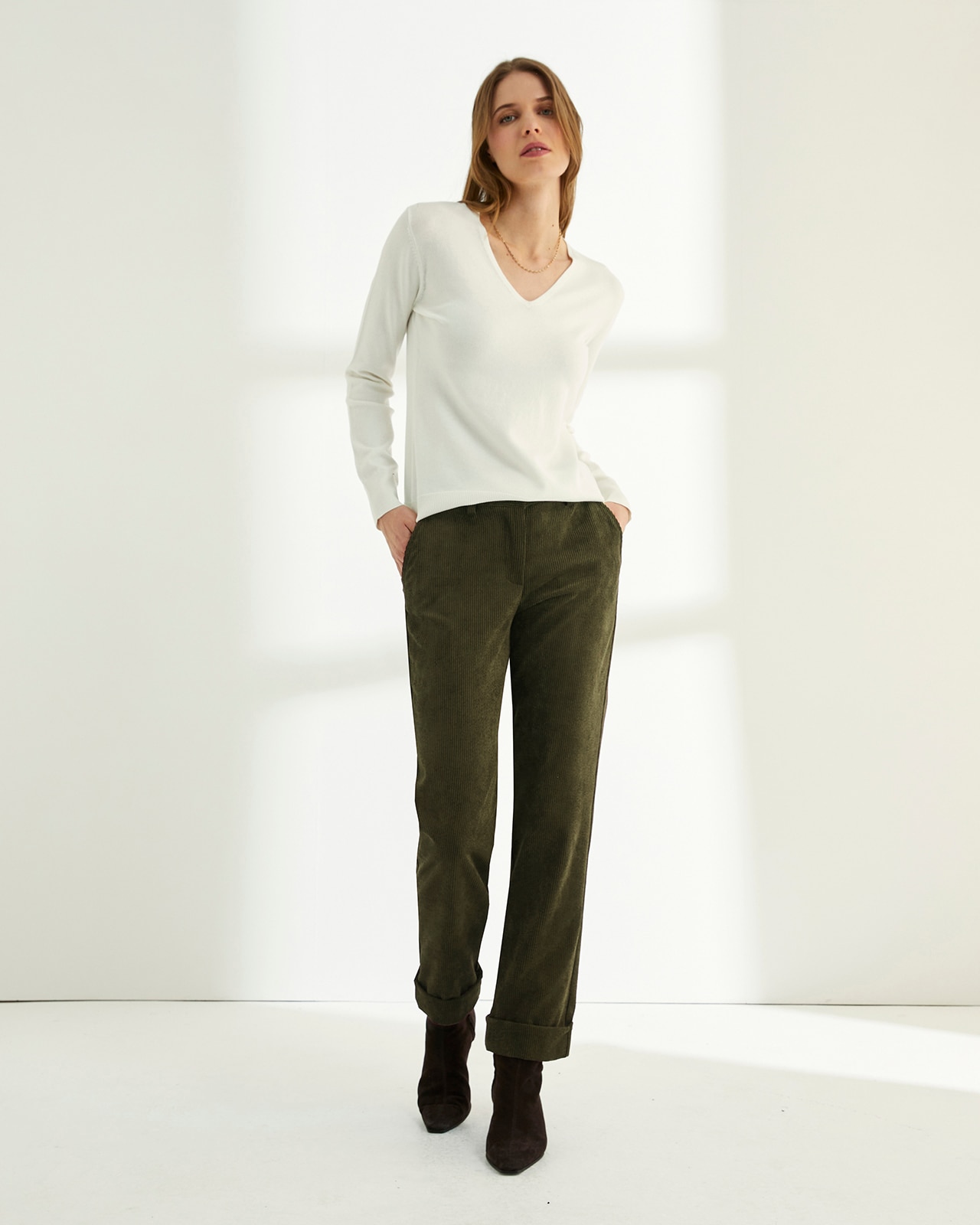 Imagen 0 de Pantalón tobillero de mujer pana cintura elástica Kaki