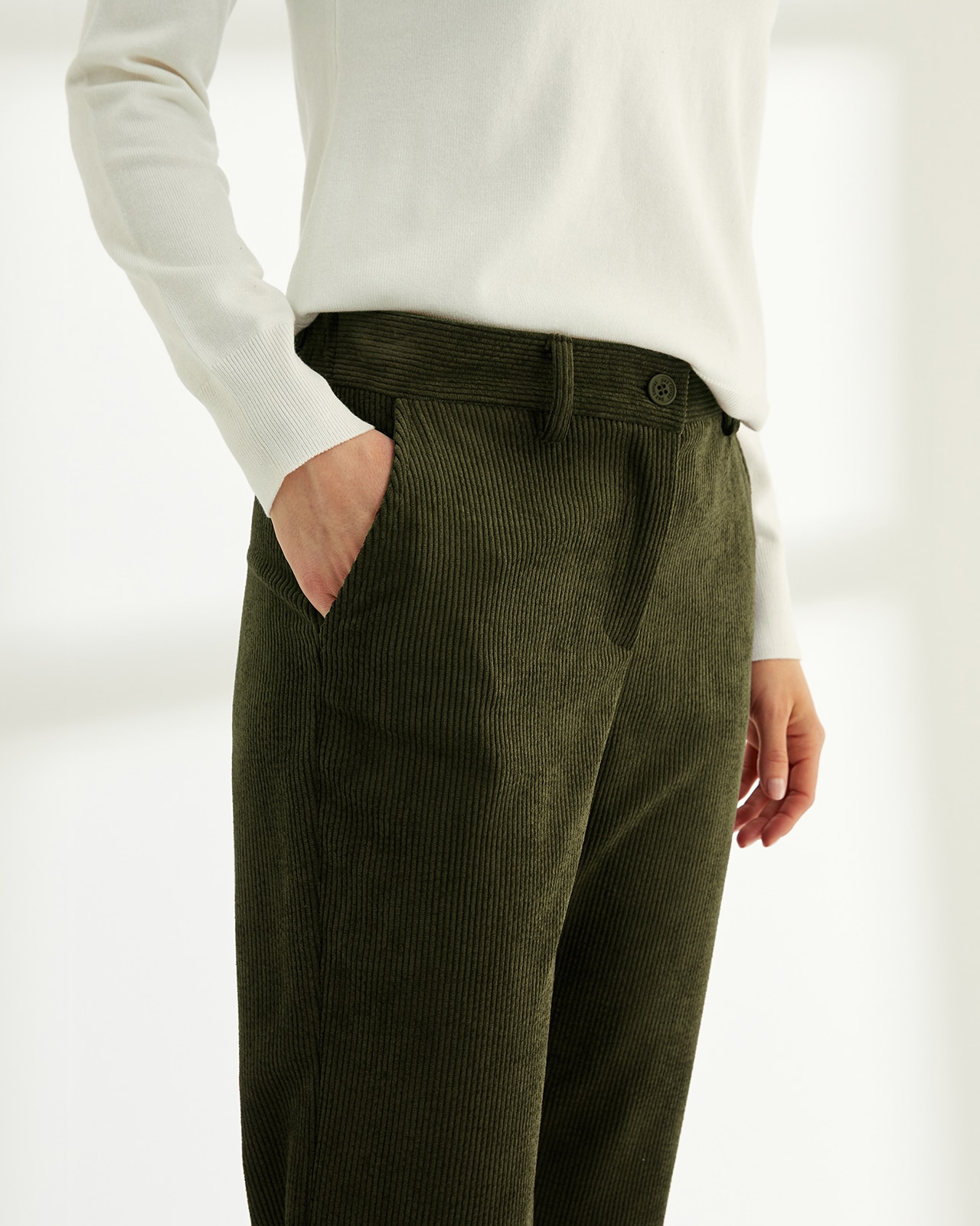 Imagen 4 de Pantalón tobillero de mujer pana cintura elástica - Paz Torras - Kaki Kaki