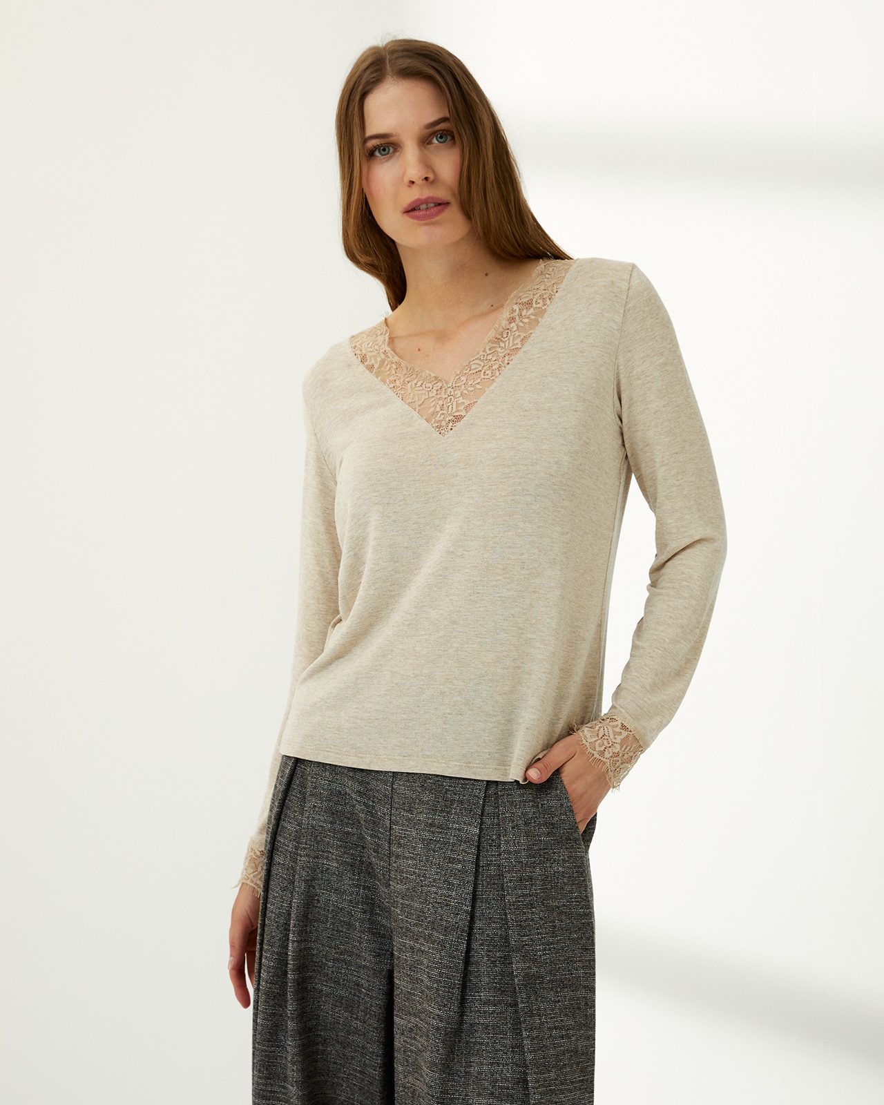 Camiseta de mujer cuello pico puntilla manga larga - Paz Torras - Beige Beige-2