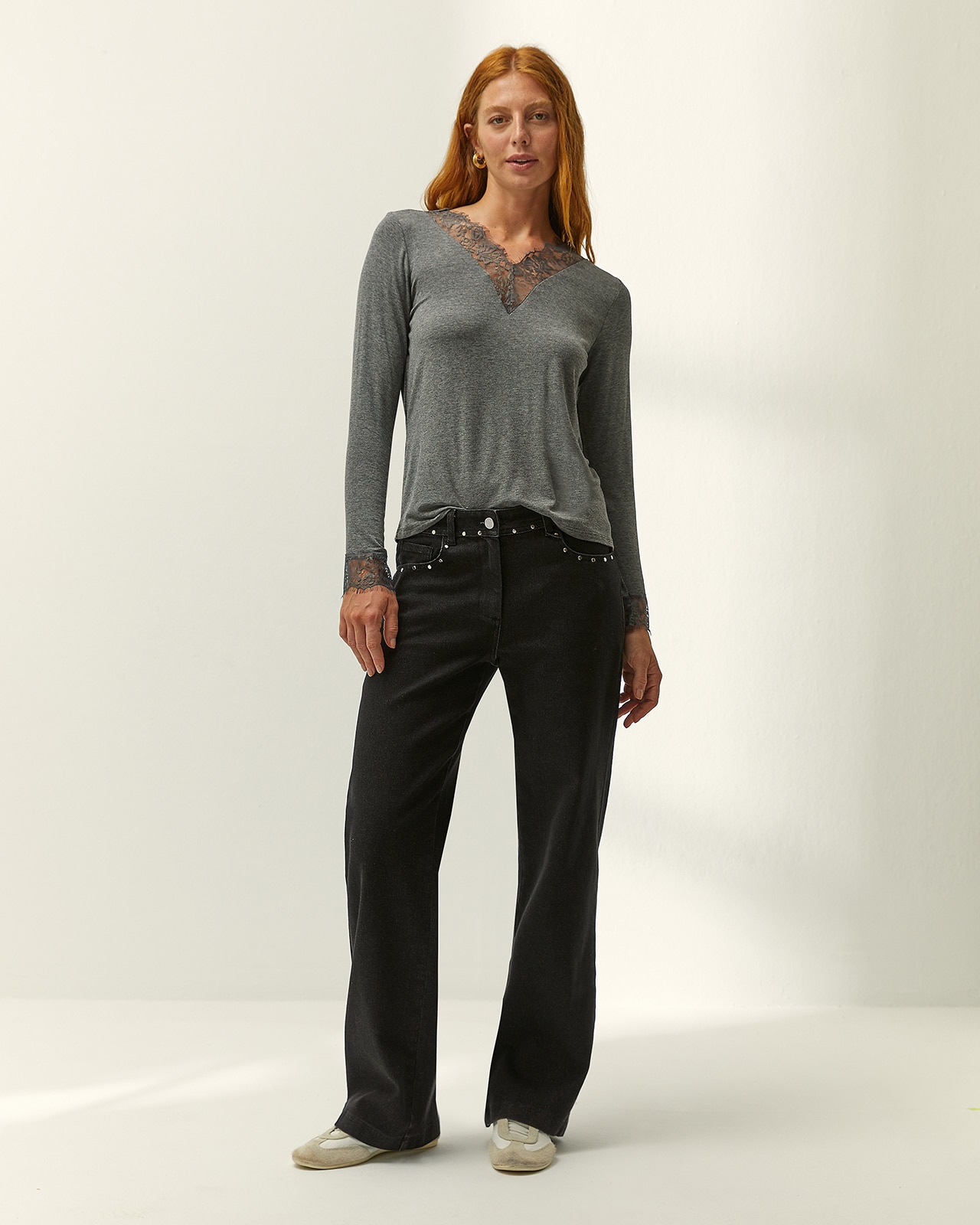 Imagen 0 de Camiseta de mujer cuello pico puntilla manga larga Gris
