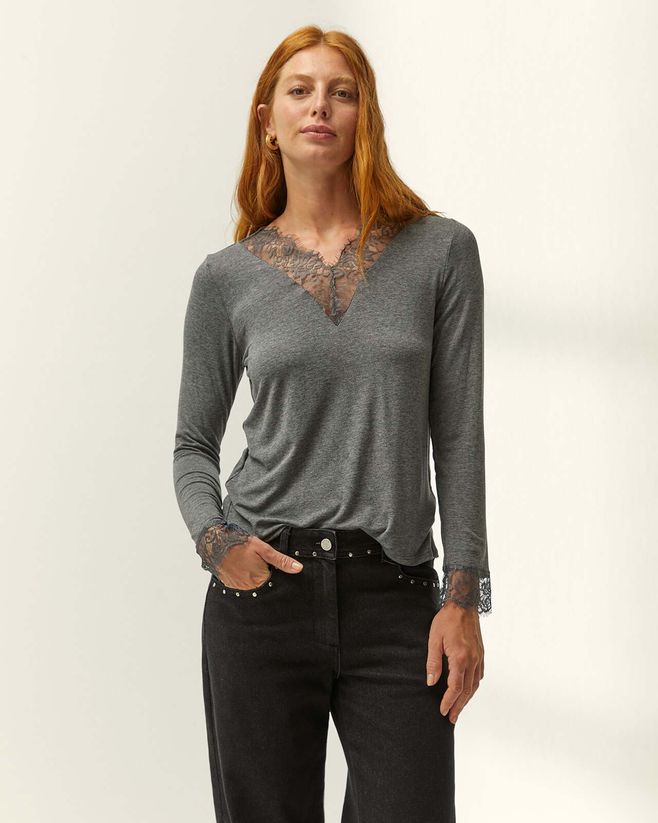 Camiseta de mujer cuello pico puntilla manga larga - Paz Torras - Gris Gris-2