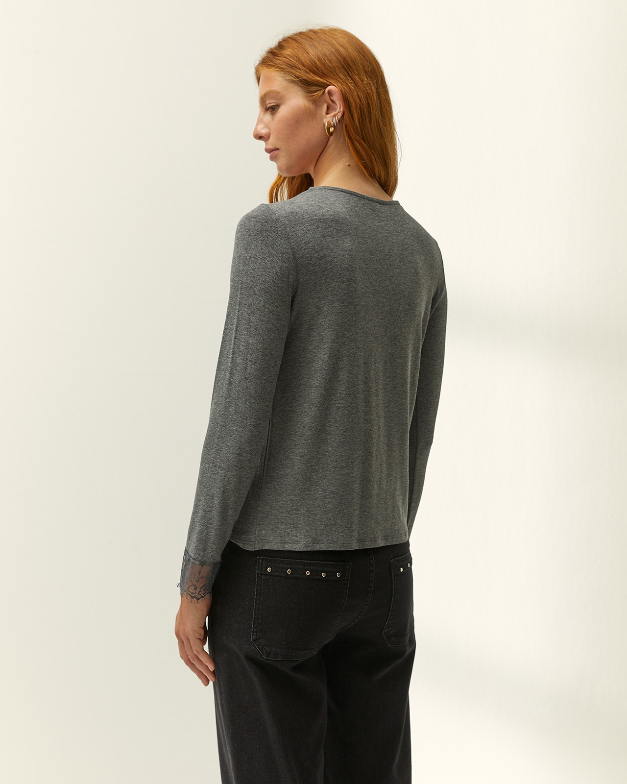 Camiseta de mujer cuello pico puntilla manga larga - Paz Torras - Gris Gris-3