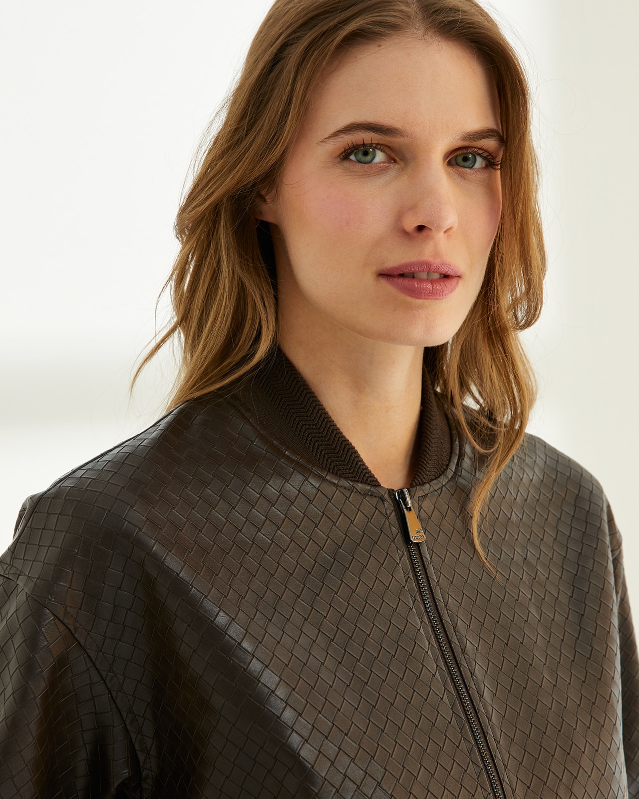 Chaqueta de mujer tipo bomber ecopiel - Paz Torras - Marrón oscuro Marrón oscuro-4