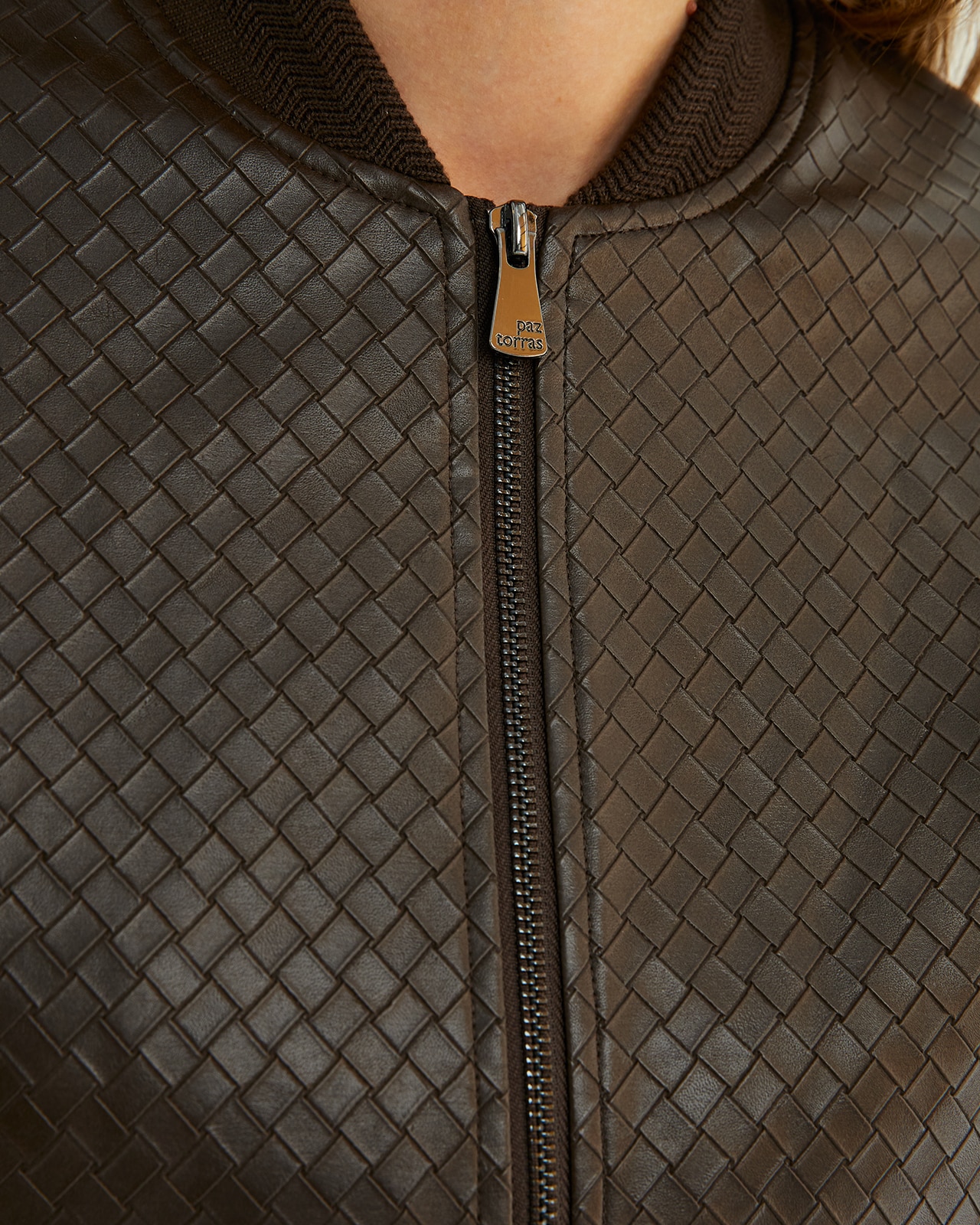 Chaqueta de mujer tipo bomber ecopiel - Paz Torras - Marrón oscuro Marrón oscuro-5