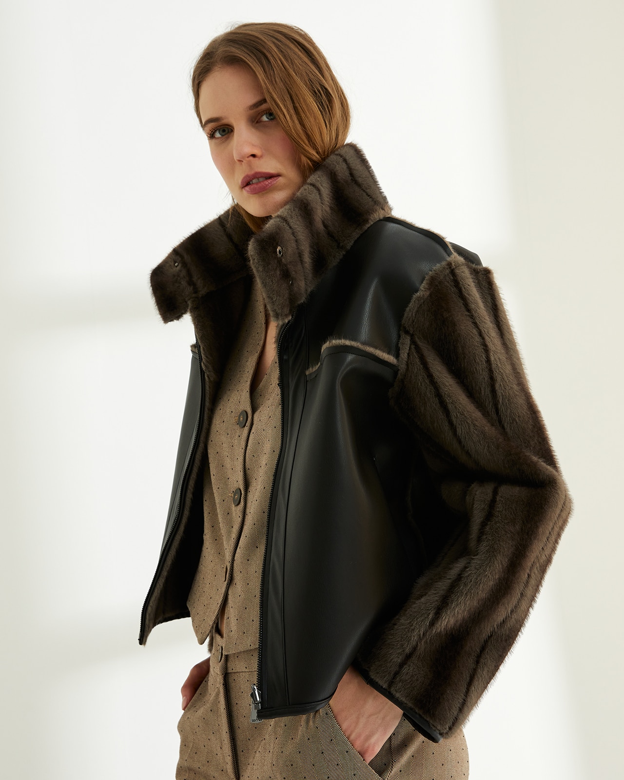 Chaqueta de mujer reversible ecopiel y pelo sintético - Paz Torras - Marrón Marrón-4