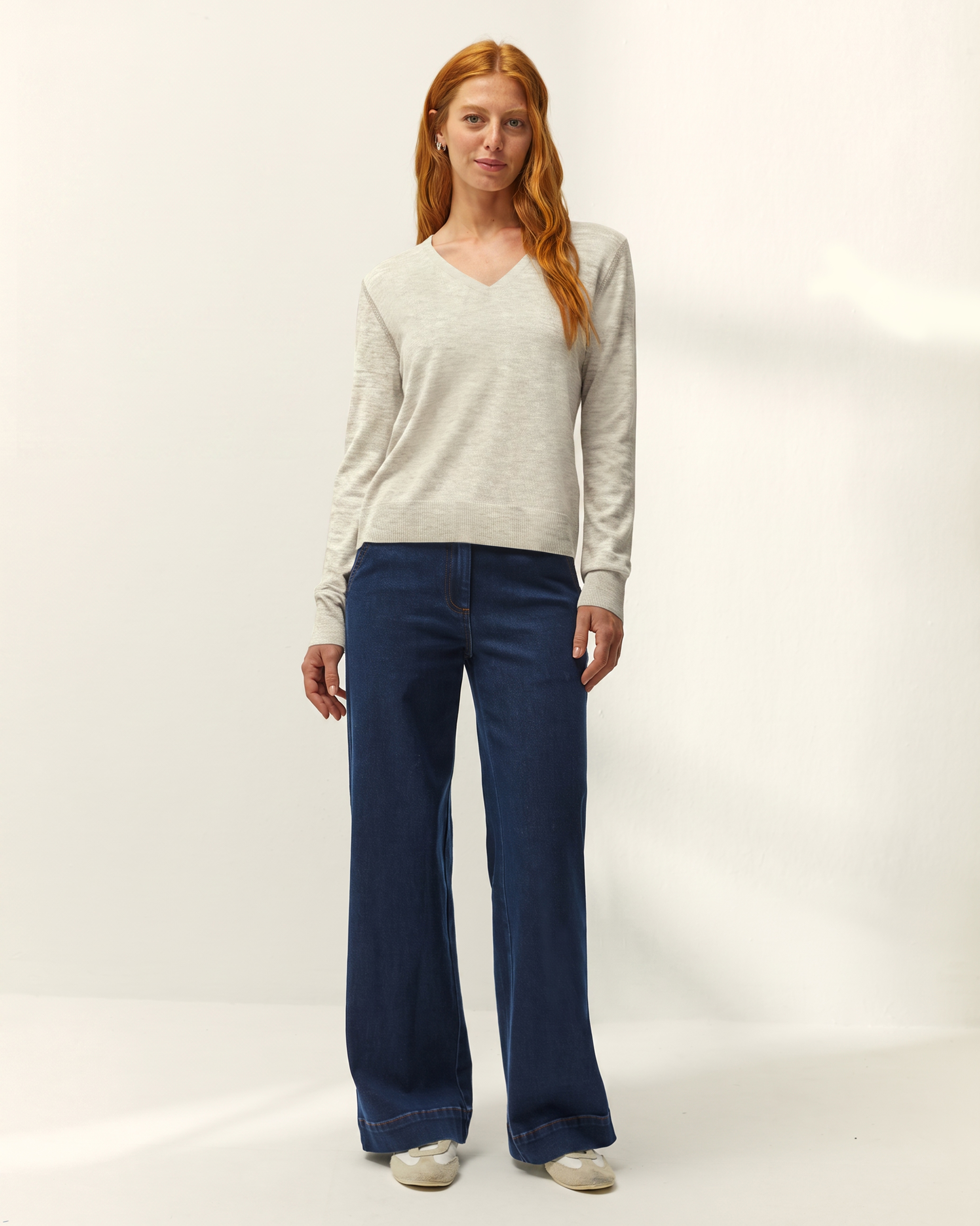 Imagen 0 de Jersey de mujer punto fino cuello pico Crudo