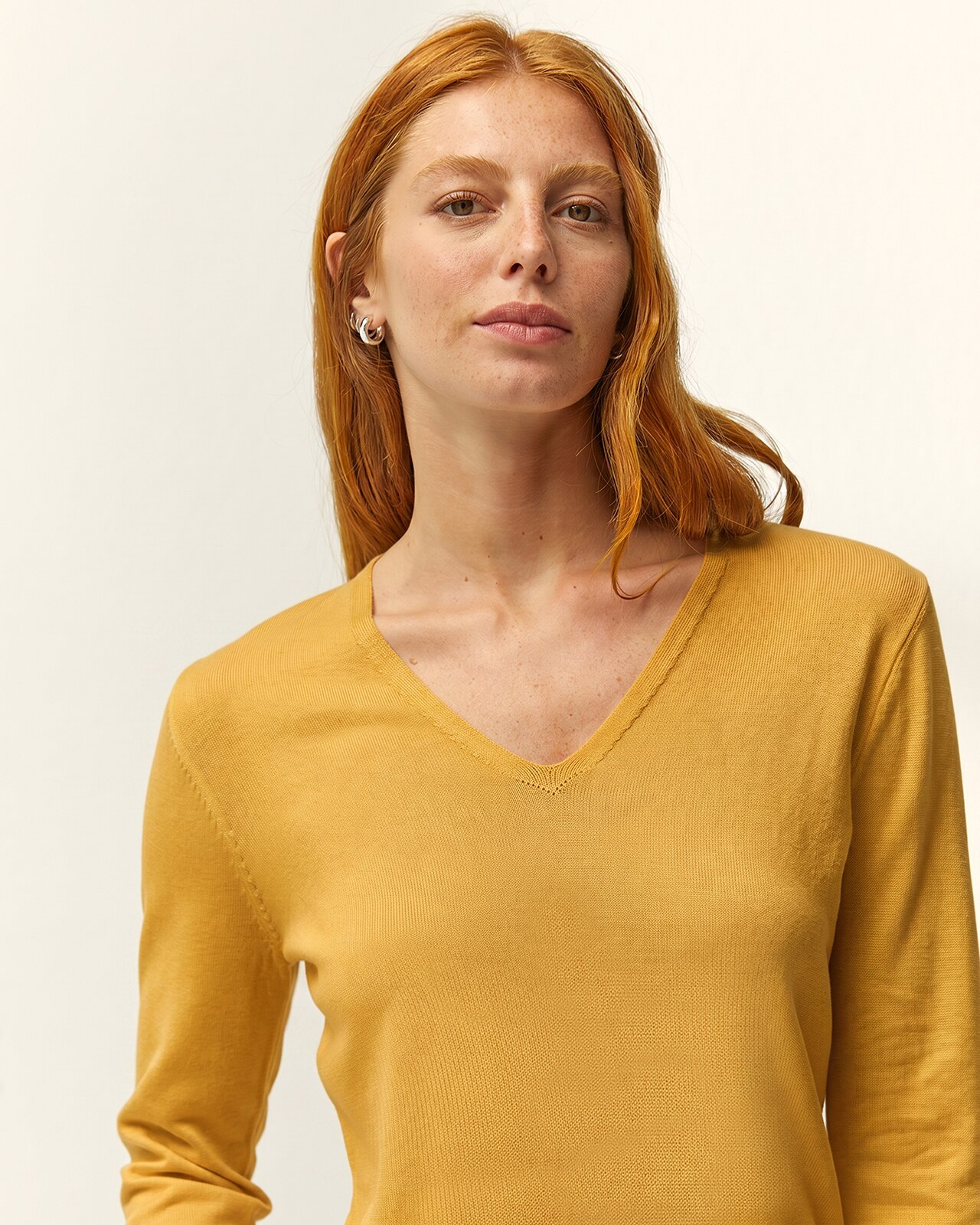 Jersey de mujer punto fino cuello pico - Paz Torras - Mostaza Mostaza-4
