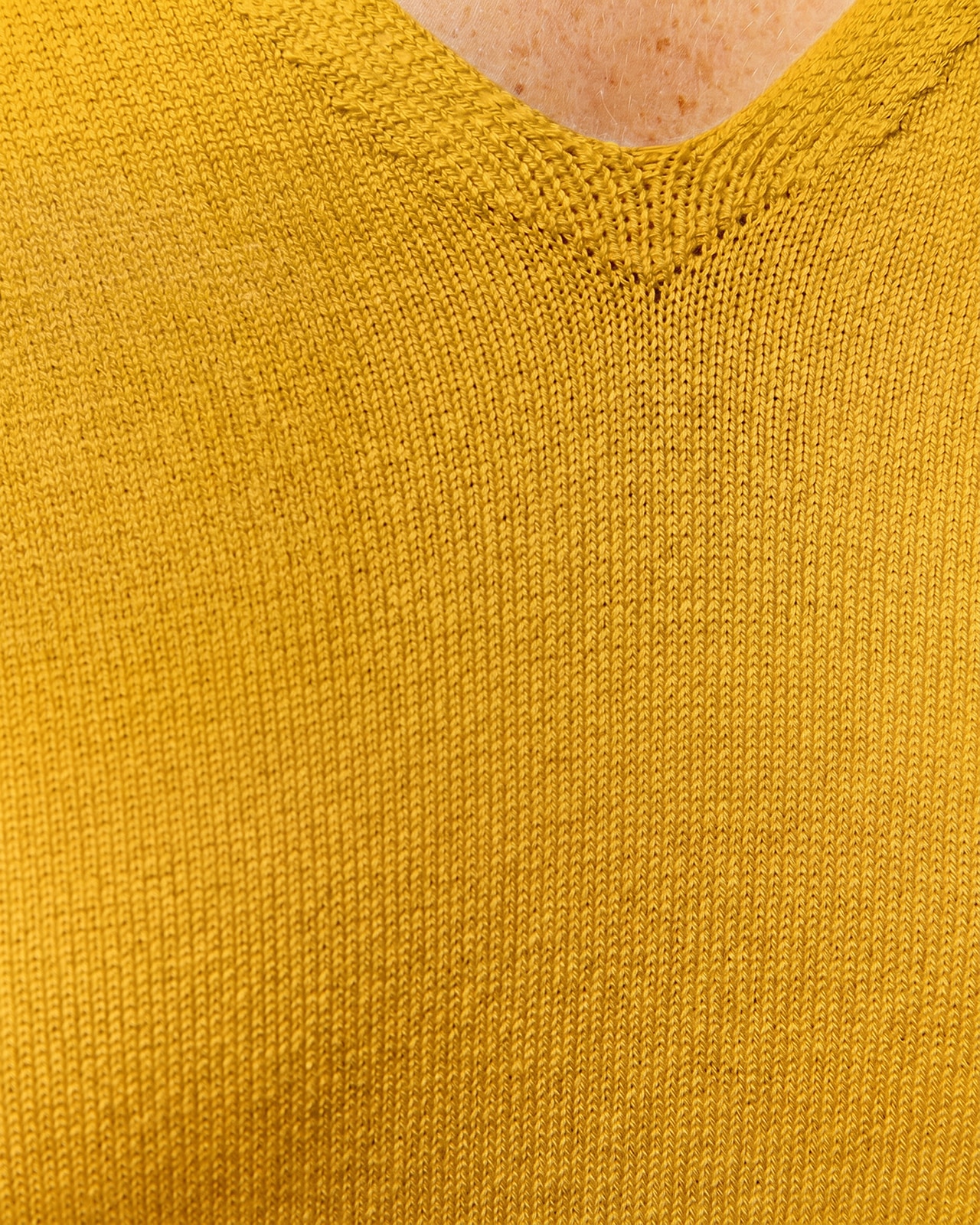 Jersey de mujer punto fino cuello pico - Paz Torras - Mostaza Mostaza-5