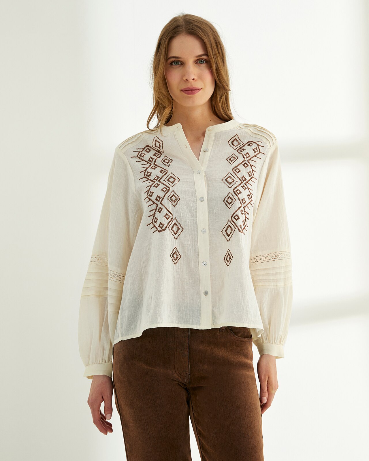 Camisa de mujer bordada cuello redondo - Paz Torras - Crudo Crudo-2