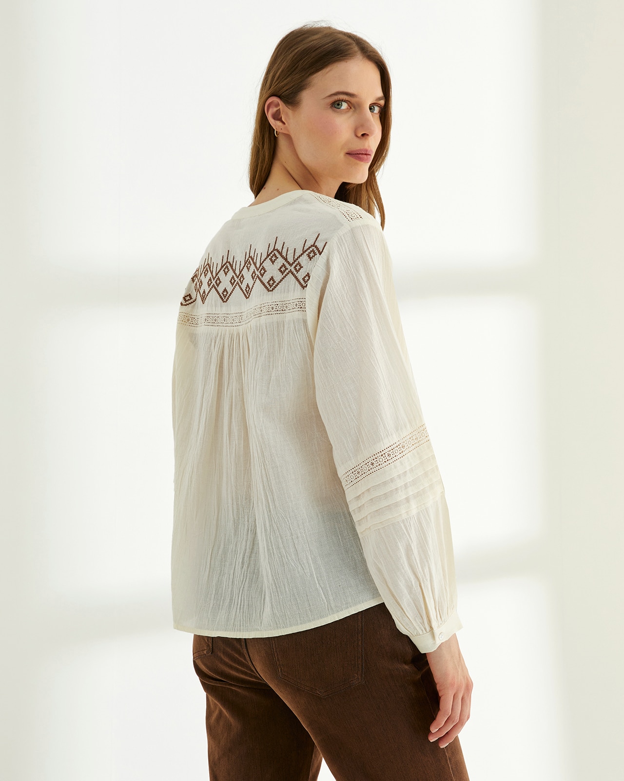 Camisa de mujer bordada cuello redondo - Paz Torras - Crudo Crudo-3