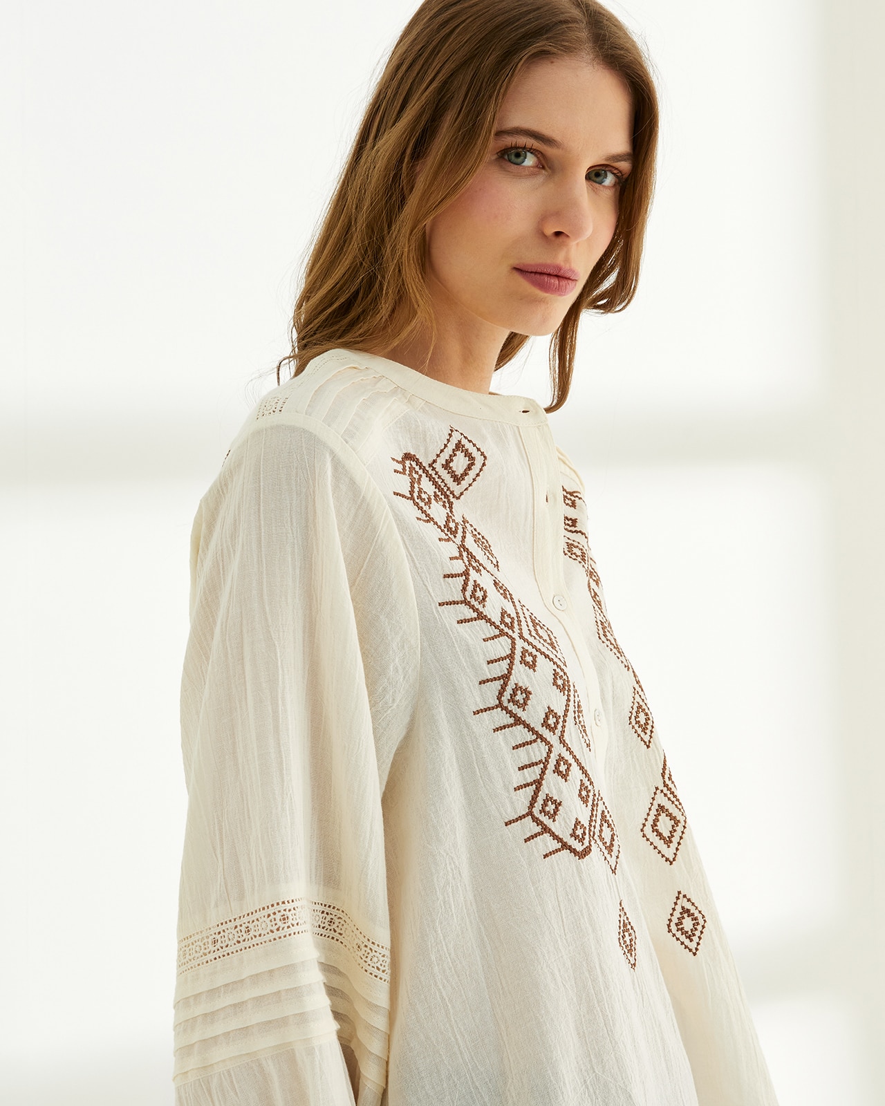 Camisa de mujer bordada cuello redondo - Paz Torras - Crudo Crudo-4