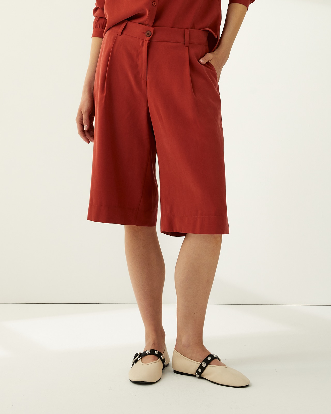 Bermuda de mujer con pinzas - Paz Torras - Rojo Rojo-2