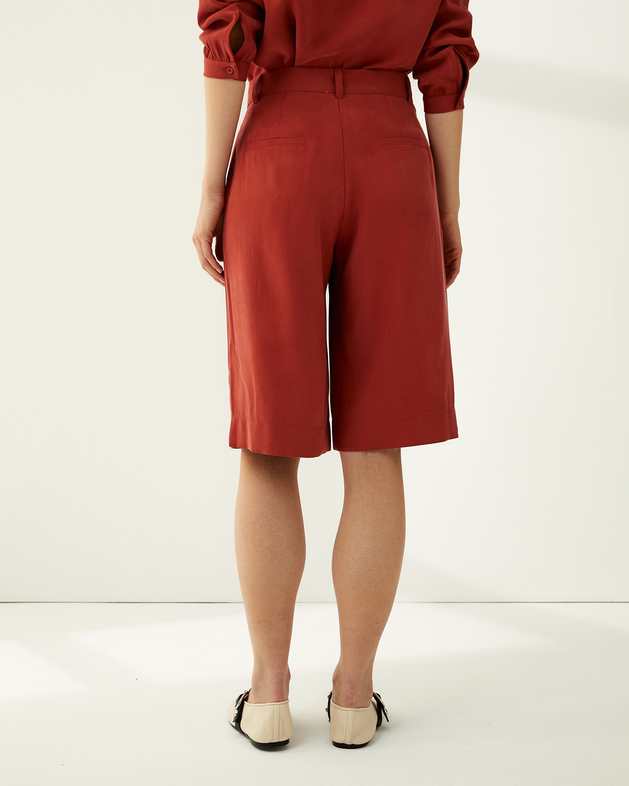 Bermuda de mujer con pinzas - Paz Torras - Rojo Rojo-3