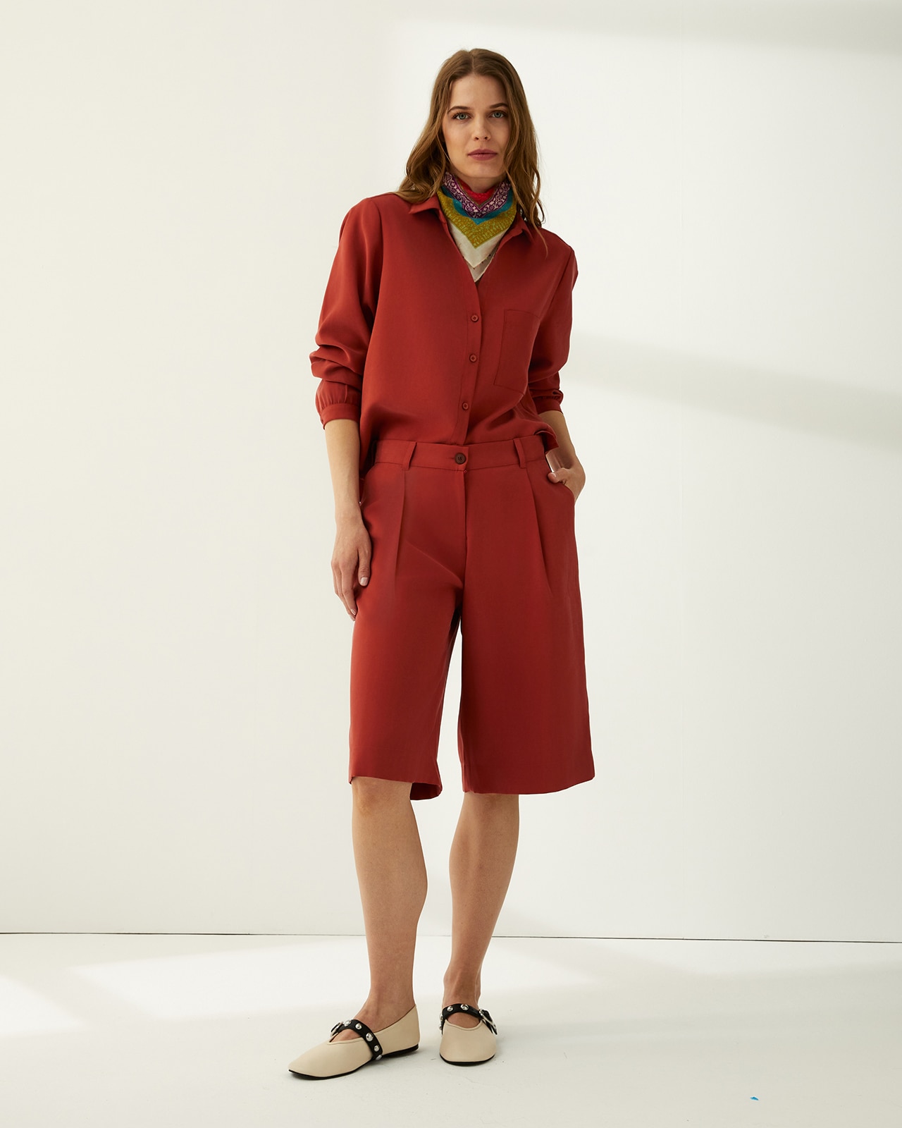 Bermuda de mujer con pinzas - Paz Torras - Rojo Rojo-5
