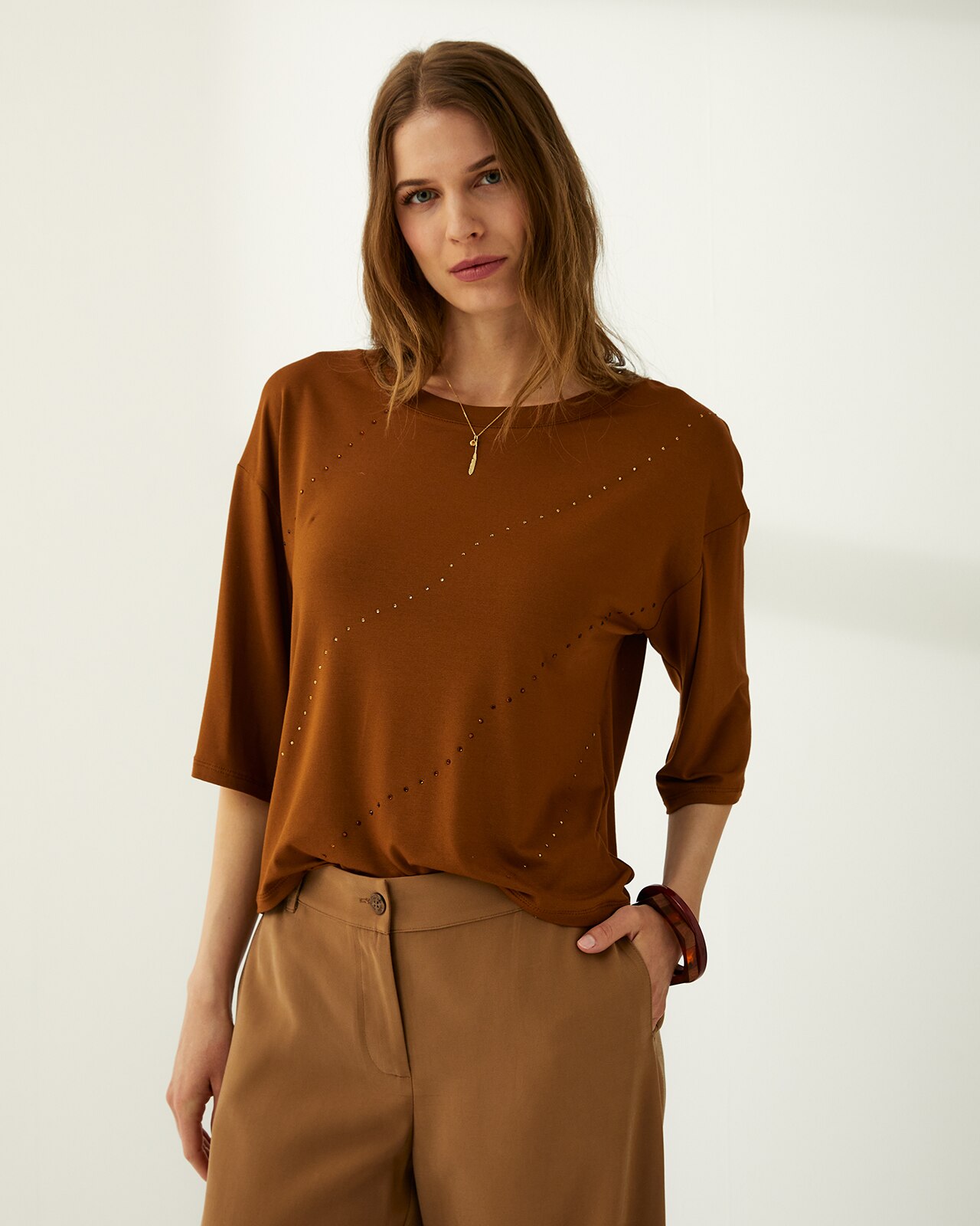 Camiseta de mujer cuello redondo con strass - Paz Torras - Camel Camel-2