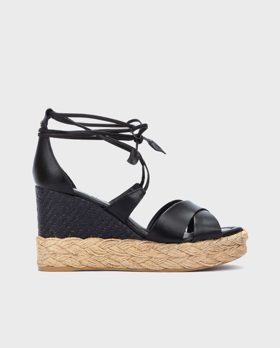 Pikolinos - Sandalias de cuña de mujer de piel con tiras anudadas al tobillo.