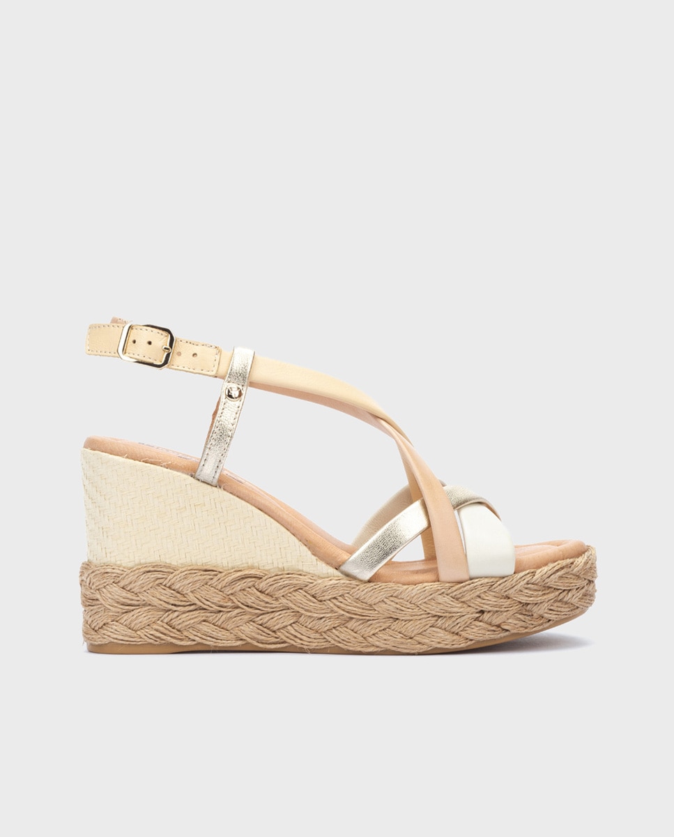 Pikolinos - Sandalias de cuña de mujer de piel con tiras cruzadas y cierre de hebilla en color plata.
