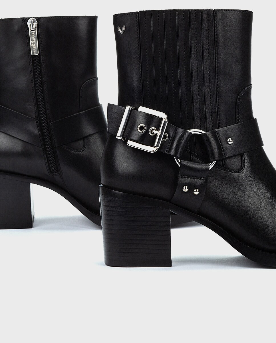 Botines de mujer de piel detalle con remaches y hebilla en plata en