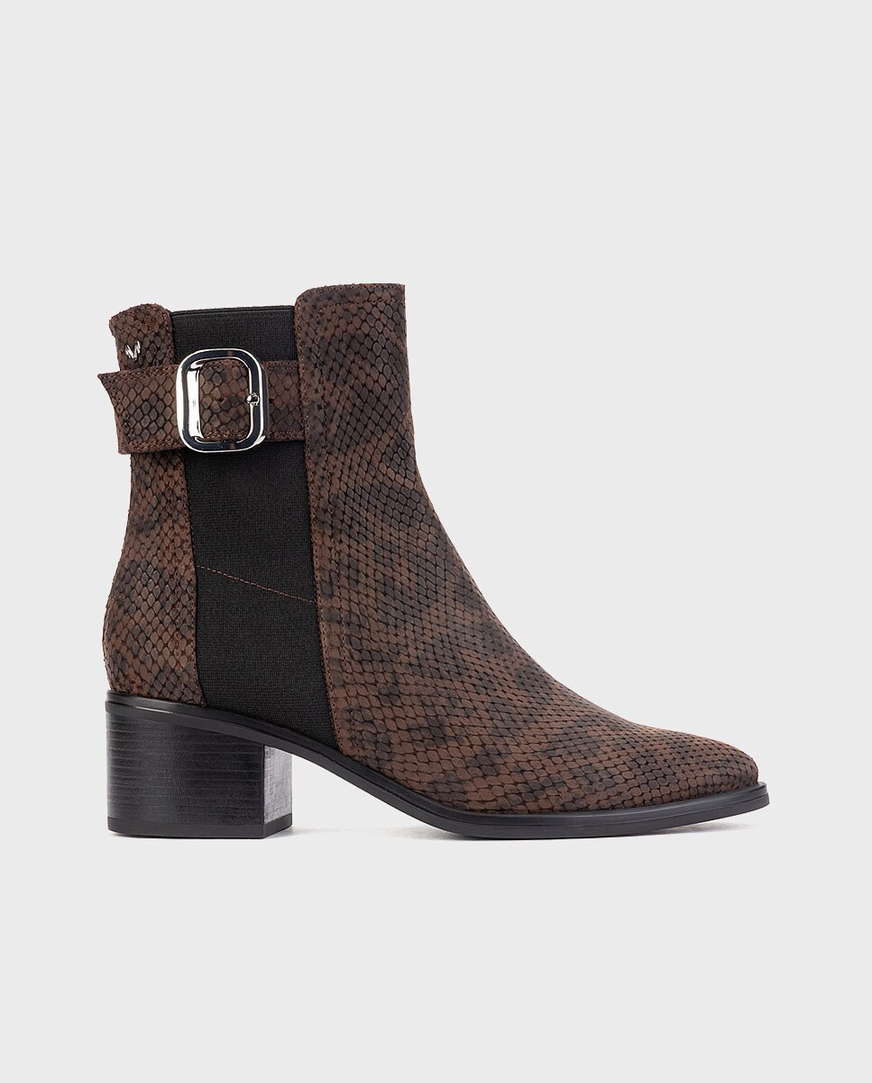 Imagen 0 de Botines de tacón de mujer de piel con elástico en color marrón oscuro Marrón oscuro
