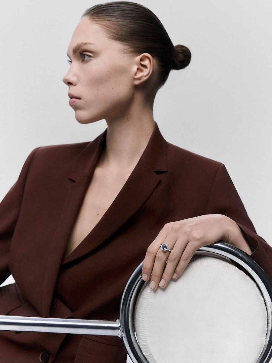 Anillo Veris de oro blanco con pave de diamantes y topacio azul Sky Azul-2