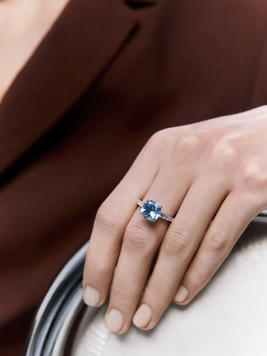 Anillo Veris de oro blanco con pave de diamantes y topacio azul Sky Azul-4