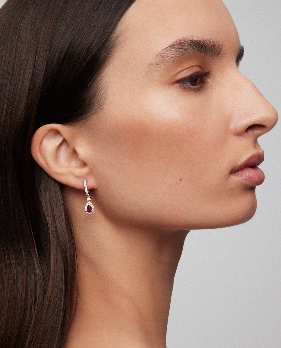 Pendientes de oro blanco de 18k con rubíes rojo intenso en talla pera de 0,88 cts y diamantes blancos en talla brillante de 0,48 cts Blanco / Rojo SUAREZ Blanco / Rojo-2