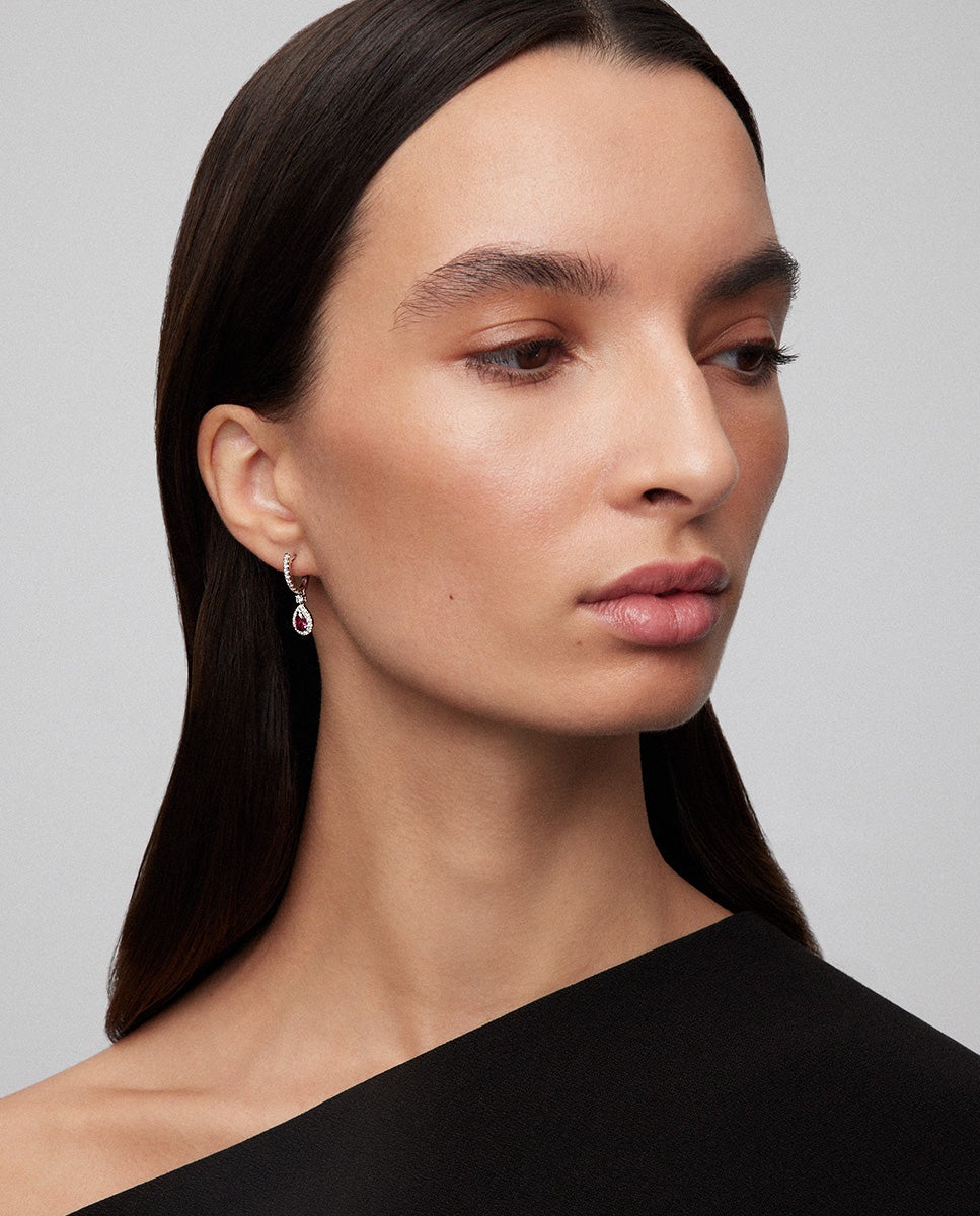Pendientes de oro blanco de 18k con rubíes rojo intenso en talla pera de 0,88 cts y diamantes blancos en talla brillante de 0,48 cts Blanco / Rojo SUAREZ Blanco / Rojo-4