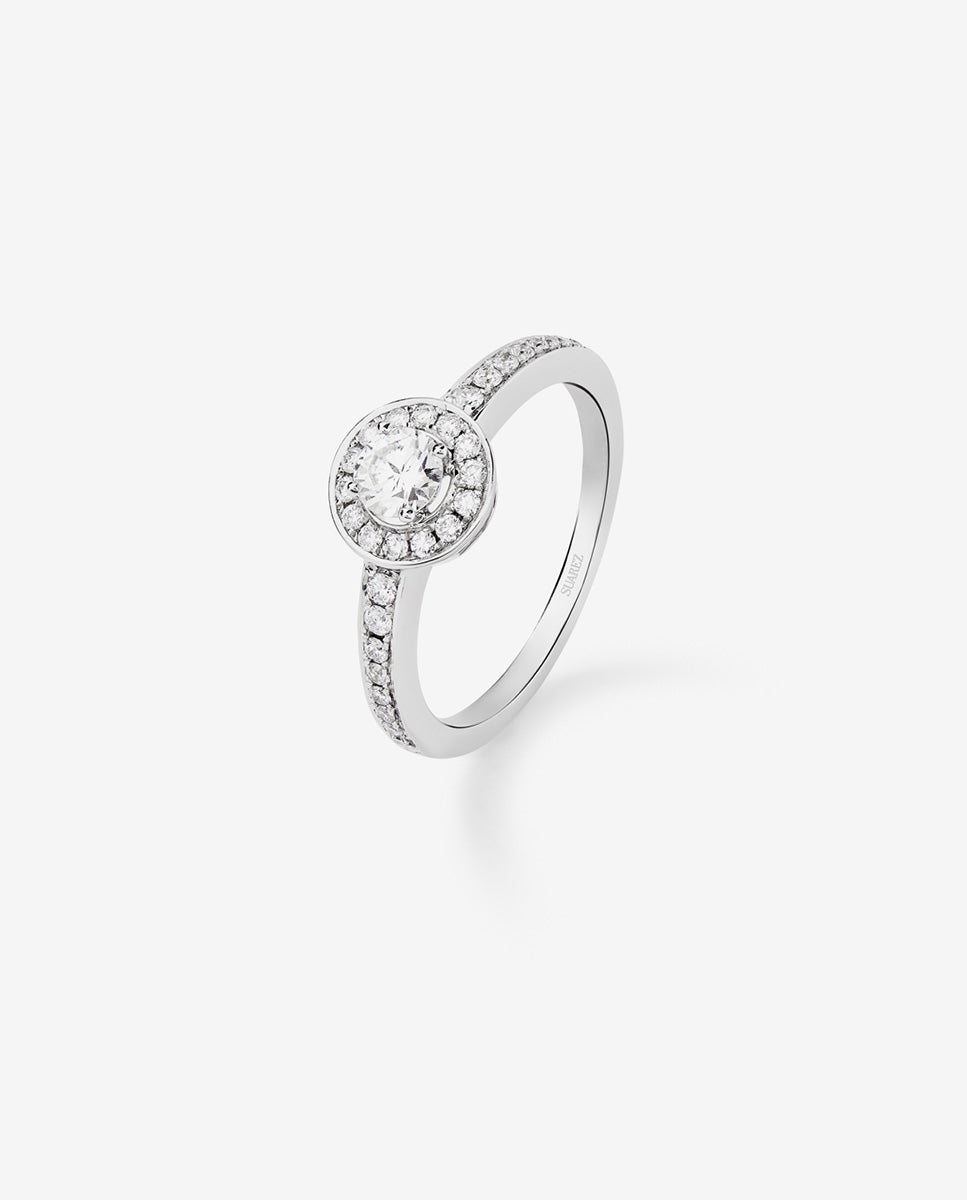 Imagen 0 de Anillo solitario de oro blanco de 18k con diamante central en talla brillante de 0,15 cts y orla y brazo con 30 diamantes en talla brillante con un total de 0,28 cts Blanco