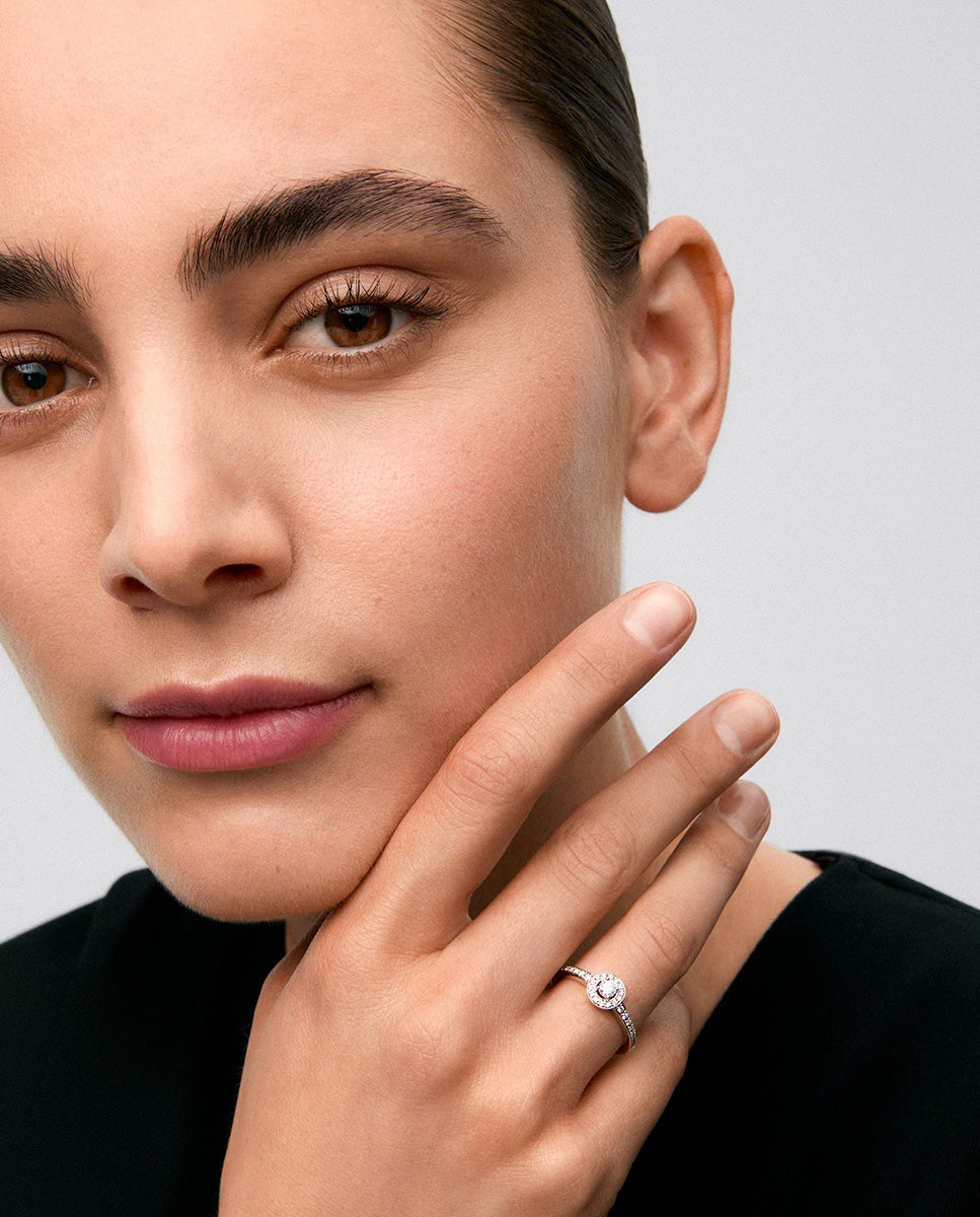 Anillo solitario de oro blanco de 18k con diamante central en talla brillante de 0,15 cts y orla y brazo con 30 diamantes en talla brillante con un total de 0,28 cts - SUAREZ - Blanco Blanco-2