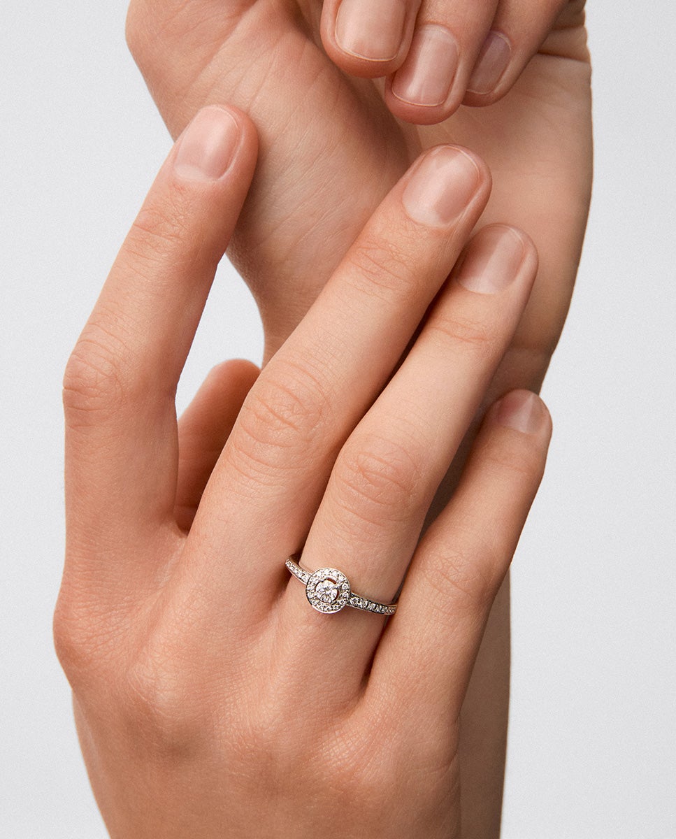 Anillo solitario de oro blanco de 18k con diamante central en talla brillante de 0,15 cts y orla y brazo con 30 diamantes en talla brillante con un total de 0,28 cts - SUAREZ - Blanco Blanco-4