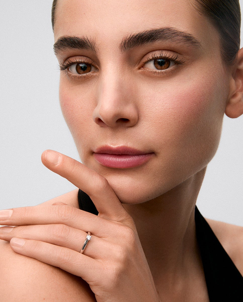 Imagen 2 de Anillo solitario de oro blanco de 18k con diamante en talla brillante de 0,15 cts - Blanco Blanco