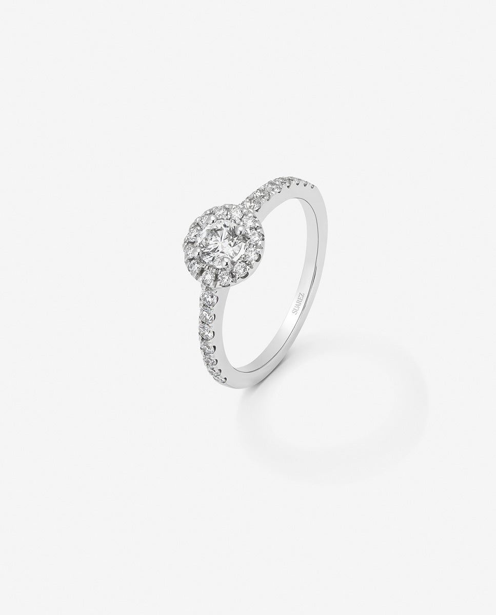 Imagen 0 de Anillo de oro blanco de 18k con diamante central en talla brillante de 0,15 cts y orla y brazo de 28 diamantes en talla brillante con un total de 0,3 cts Blanco