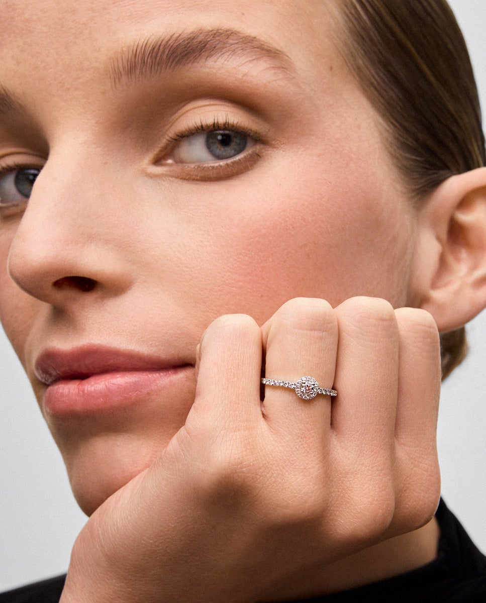 Anillo de oro de 18k con diamante central en talla brillante de 0,15 cts y orla y brazo de 28 diamantes en talla brillante con un total de 0,3 cts - SUAREZ - Blanco Blanco-2