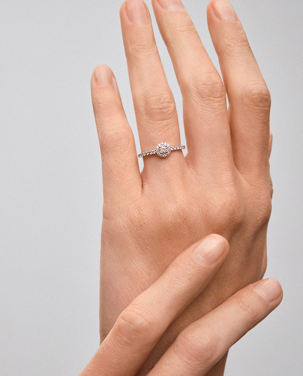Anillo de oro de 18k con diamante central en talla brillante de 0,15 cts y orla y brazo de 28 diamantes en talla brillante con un total de 0,3 cts - SUAREZ - Blanco Blanco-4