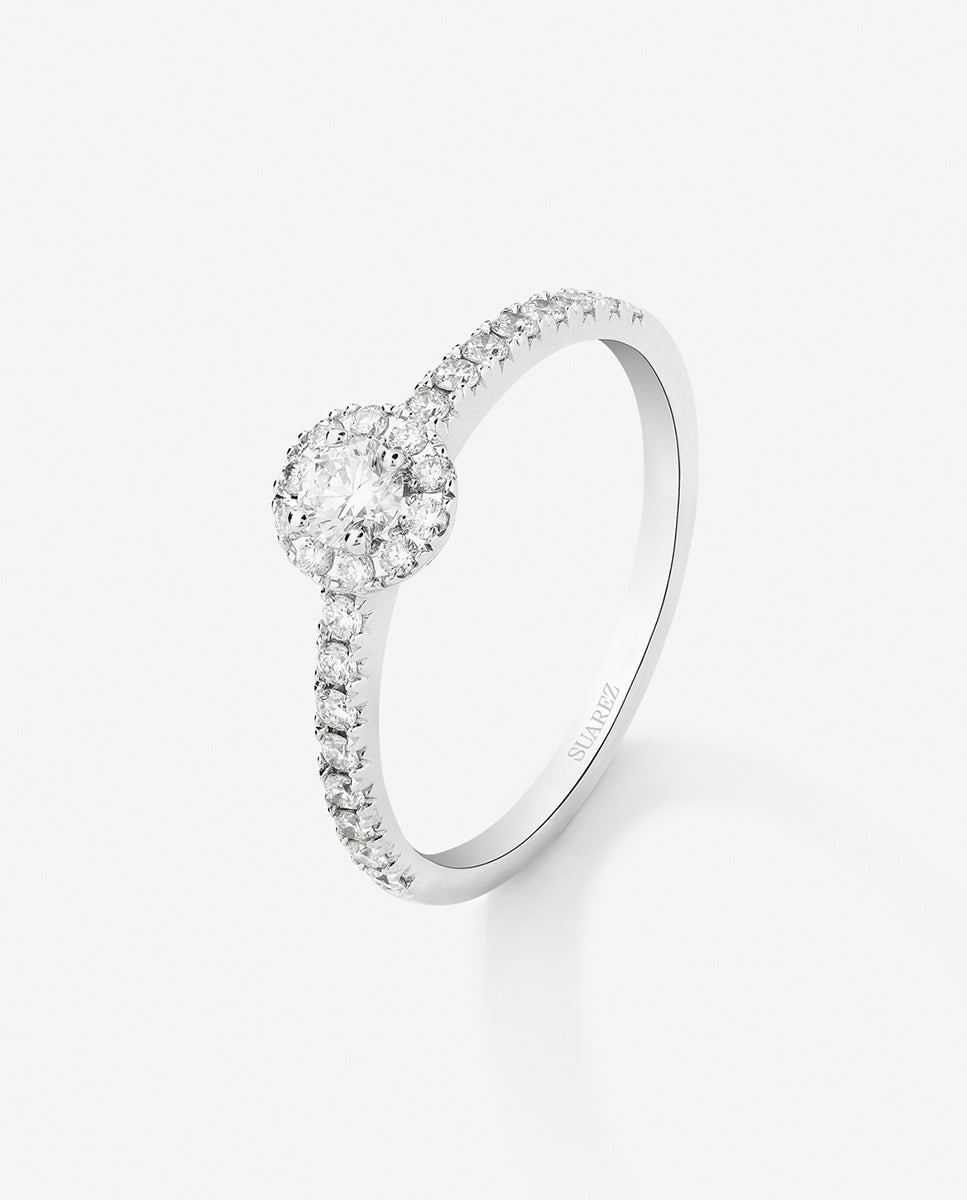 Anillo de oro blanco de 18K con diamante central en talla brillante de 0,1 cts y 28 diamantes en talla brillante con un total de 0,2 cts Blanco-1