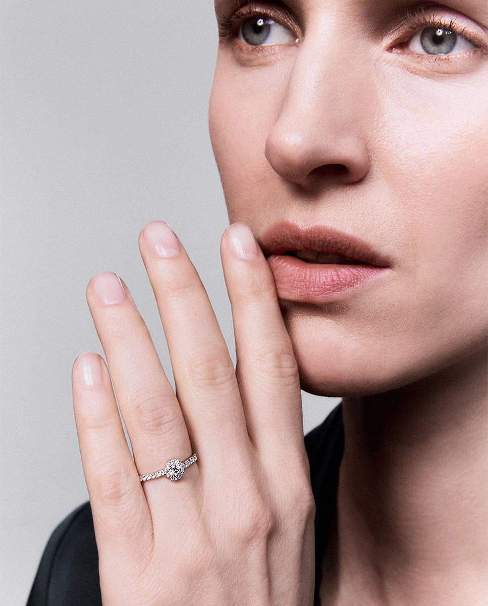 Imagen 2 de Anillo solitario de compromiso de oro blanco de 18k con orla de diamantes - SUAREZ - Blanco Blanco