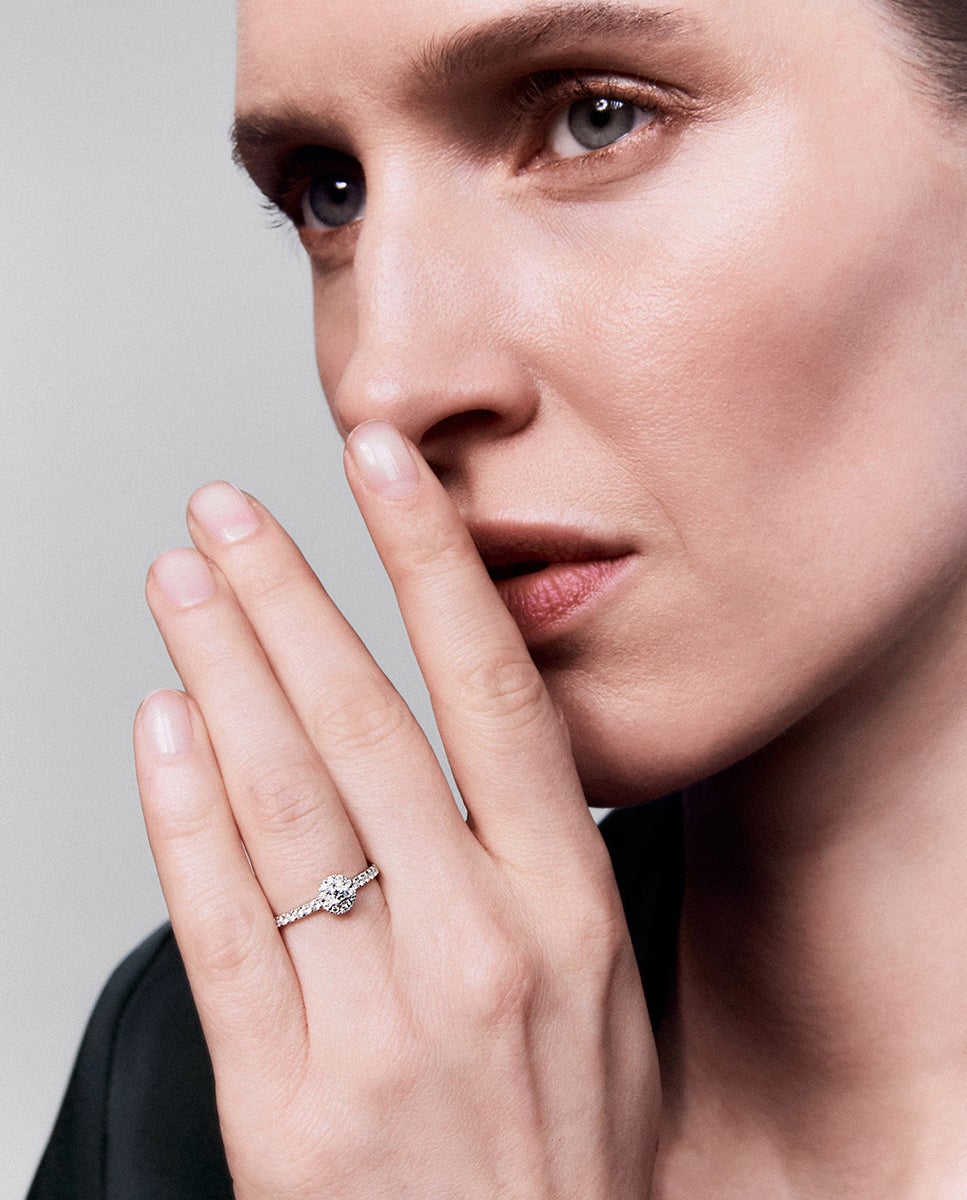 Imagen 4 de Anillo solitario de compromiso de oro blanco de 18k con orla de diamantes - SUAREZ - Blanco Blanco