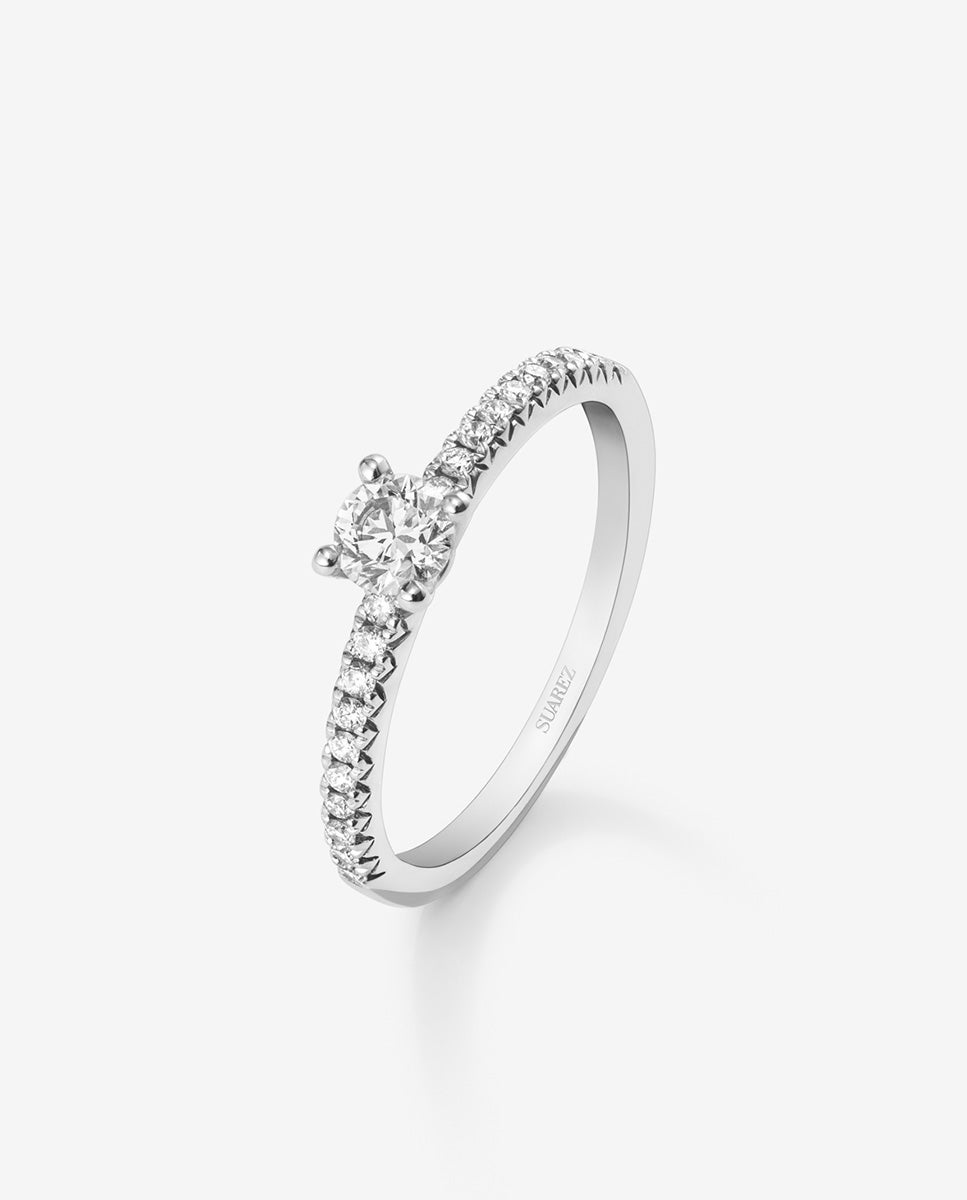 Imagen 0 de Anillo solitario de compromiso de oro blanco de 18k con diamantes Blanco