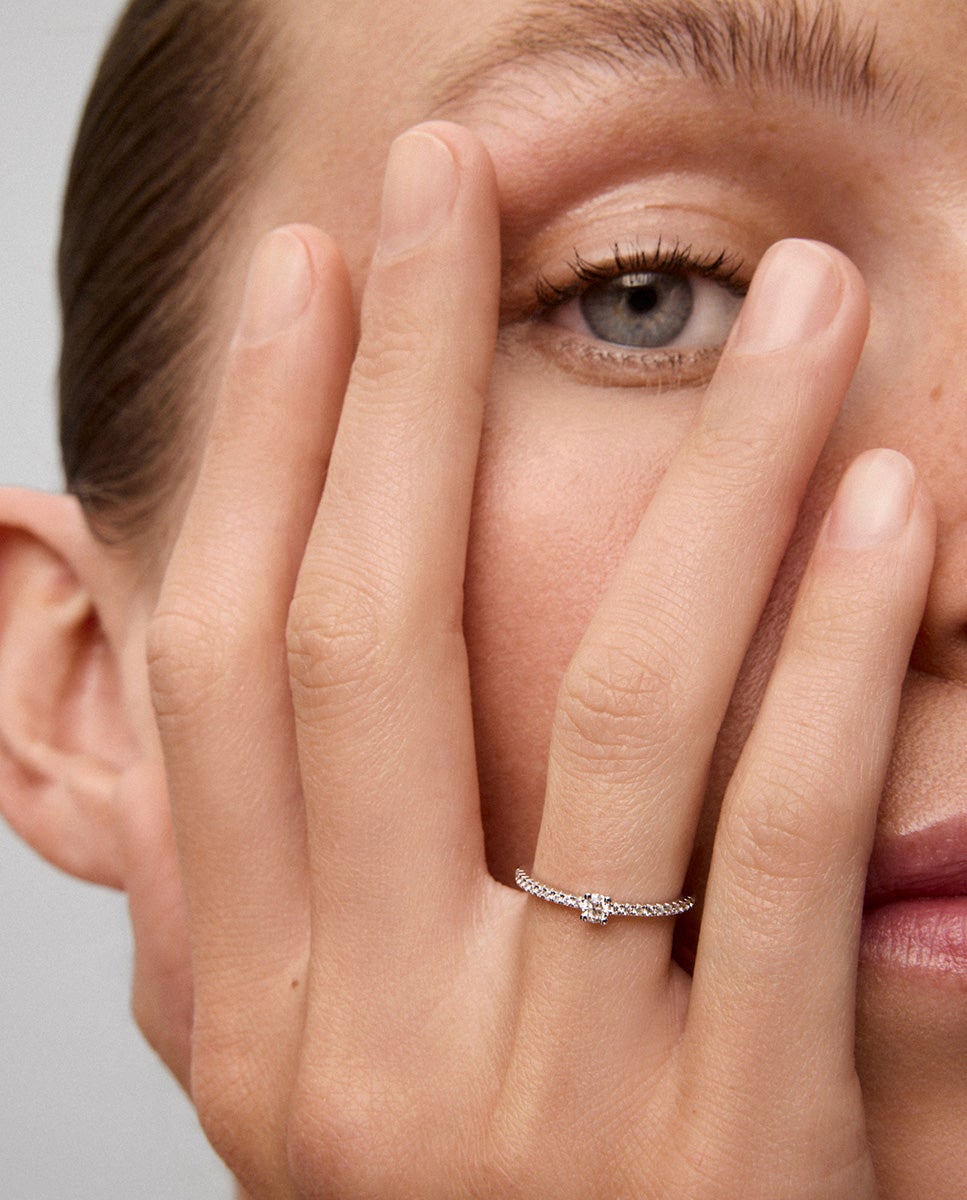 Imagen 4 de Anillo de oro blanco de 18k con diamante central en talla brillante de 0,12 cts y brazo de 20 diamantes en talla brillante con un total de 0,11 cts - SUAREZ - Blanco Blanco