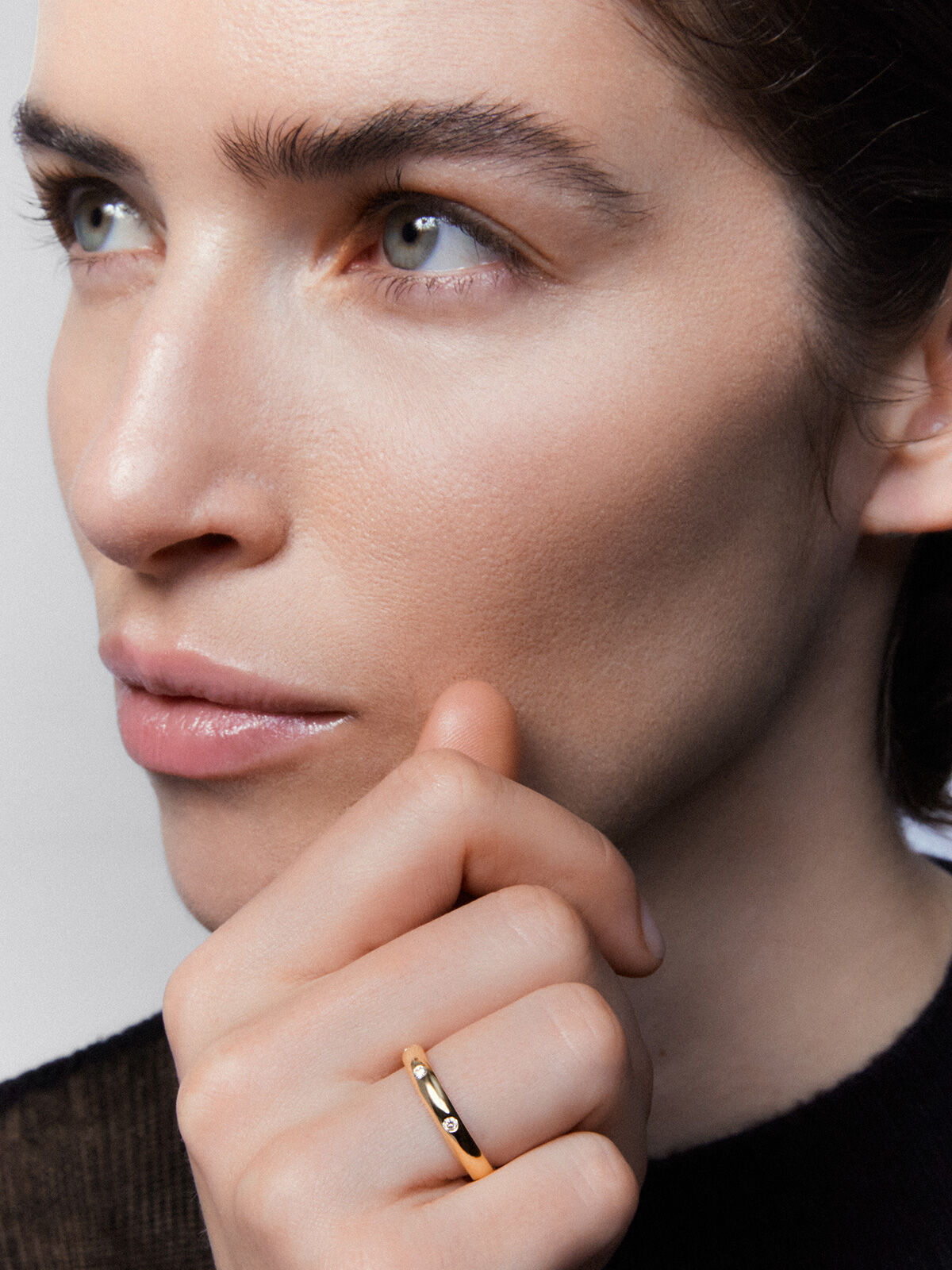 Imagen 2 de Anillo de oro amarillo de 18k con 3 diamantes en talla brillante con un total de 0,09 cts - Blanco Blanco