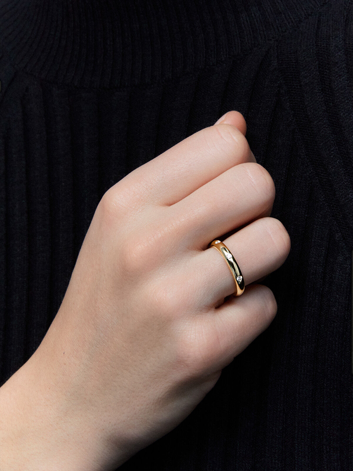 Imagen 4 de Anillo de oro amarillo de 18k con 3 diamantes en talla brillante con un total de 0,09 cts - Blanco Blanco