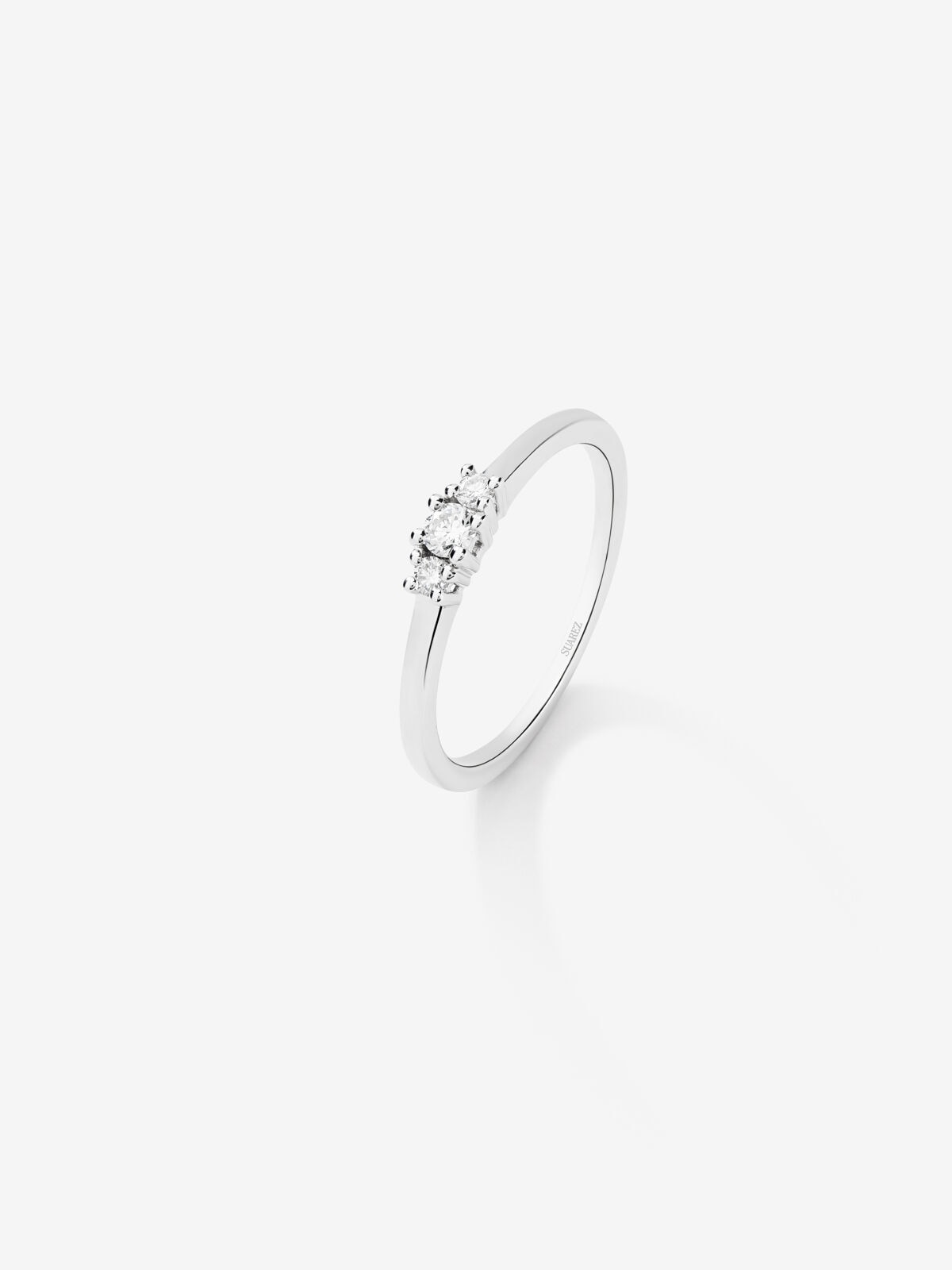 Imagen 1 de Anillo tresillo de oro blanco de 18k con diamantes Blanco