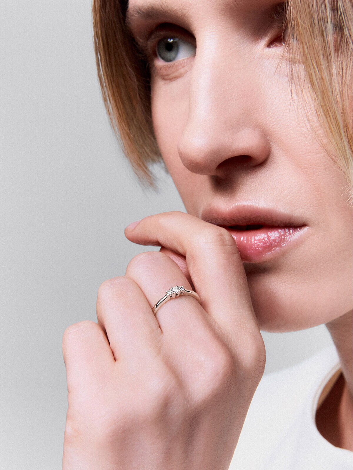 Imagen 4 de Anillo tresillo de oro blanco de 18k con diamantes - Blanco Blanco