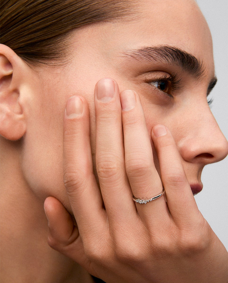 Imagen 2 de Anillo de oro blanco de 18k con 8 diamantes en talla brillante con un total de 0,1 cts - Blanco Blanco
