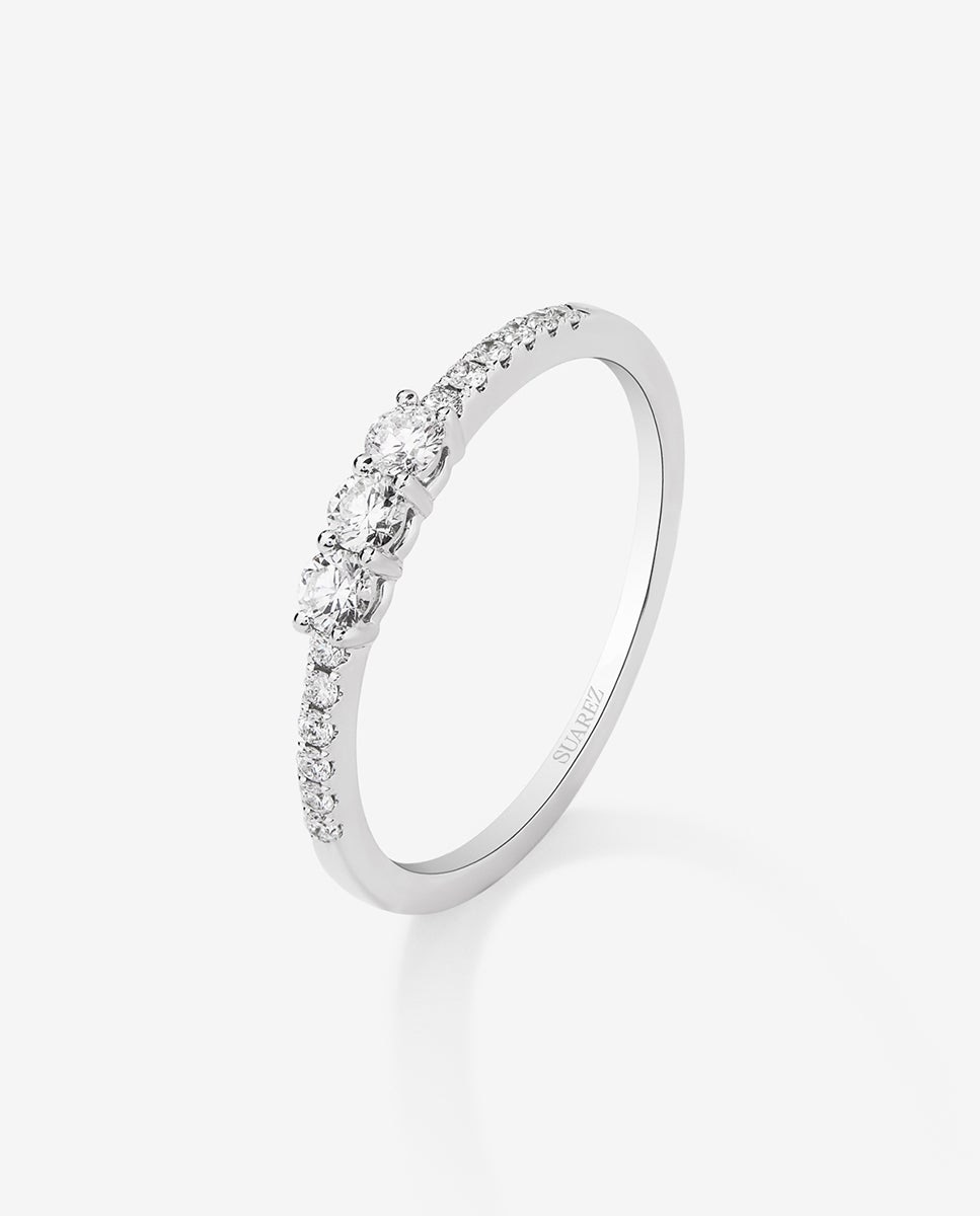 Imagen 1 de Anillo tresillo de oro blanco de 18k con 3 diamantes centrales en talla brillante con un total de 0,19 cts y brazo de 12 diamantes en talla brillante con un total de 0,09 cts Blanco