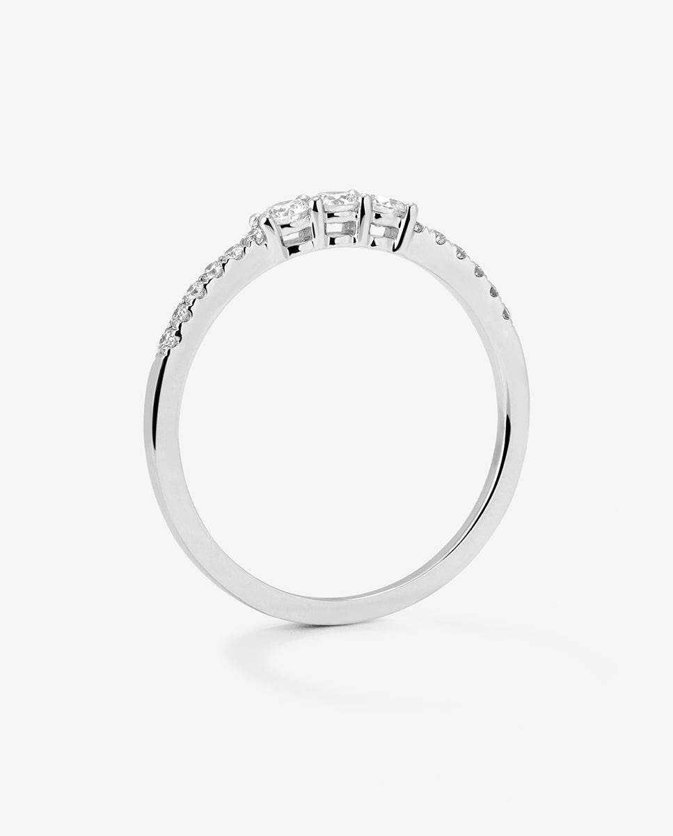 Imagen 5 de Anillo tresillo de oro blanco de 18k con 3 diamantes centrales en talla brillante con un total de 0,19 cts y brazo de 12 diamantes en talla brillante con un total de 0,09 cts - Blanco Blanco