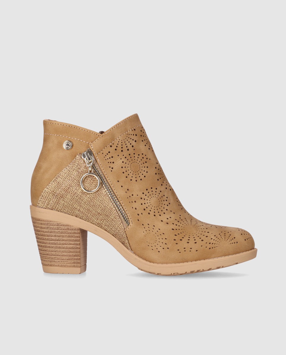 Chika10 - Botines básicos de mujer con combinación de texturas y perforaciones decorativas.